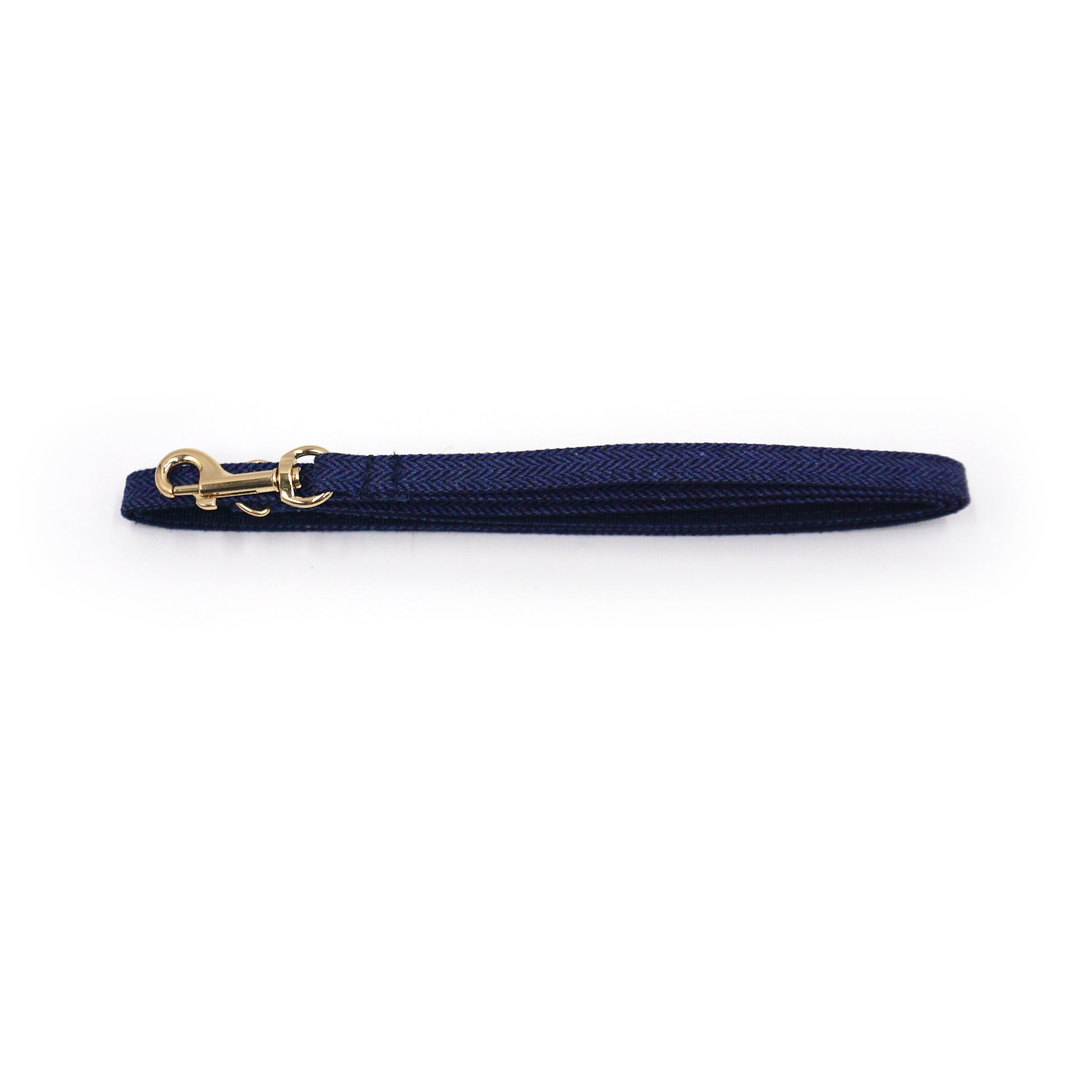 Laisse pour chat et chaton Chevron Marine en ruban bleu foncé avec mousqueton doré.