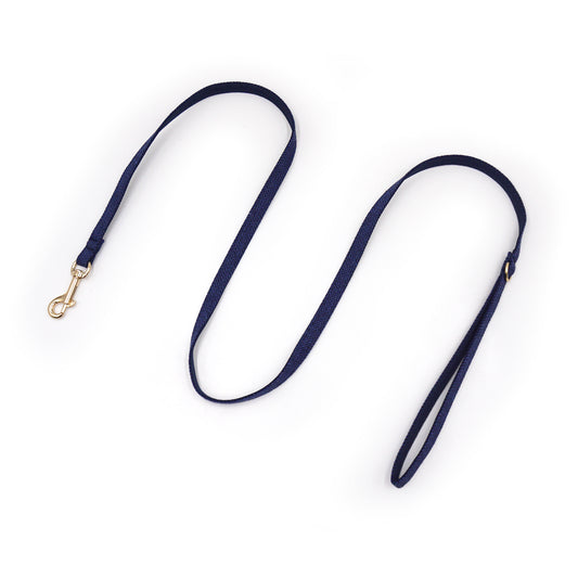 Laisse Chat et Chaton Chevron Marine, longue sangle bleu marine à mousqueton doré, pour poils et griffes.