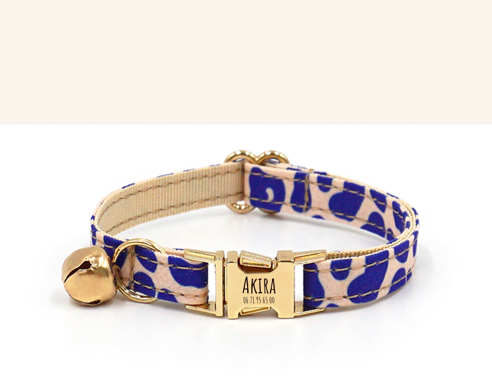Collier chat personnalisé Léopard Bleu avec boucle dorée et petit pendentif cloche, gravure AKIRA sur la plaque.