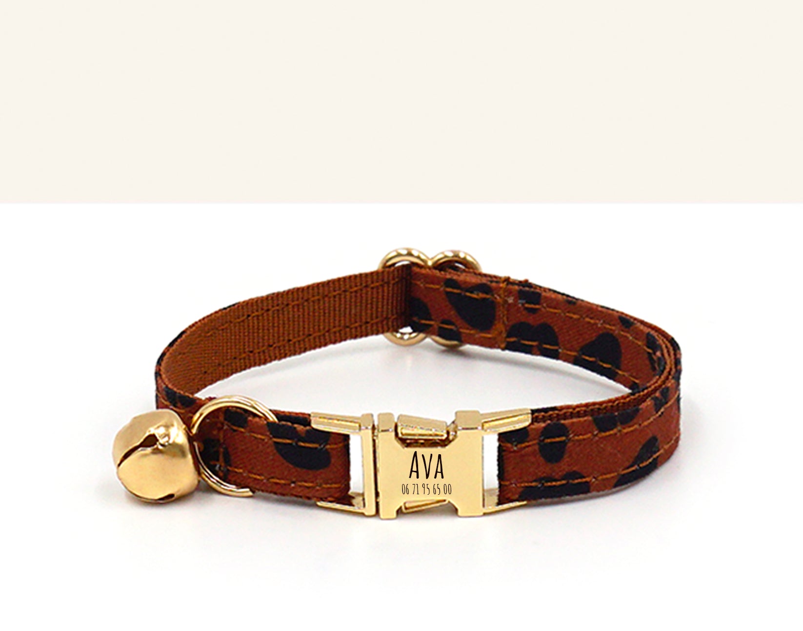 Collier chat personnalisable Léopard Châtaigne avec fermeture dorée et petit pendentif brillant.