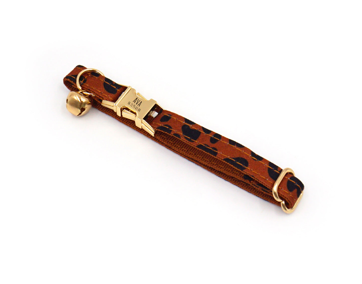 Collier chat personnalisé Léopard châtaigne en cuir avec attaches dorées et petit pompon, vue de profil.