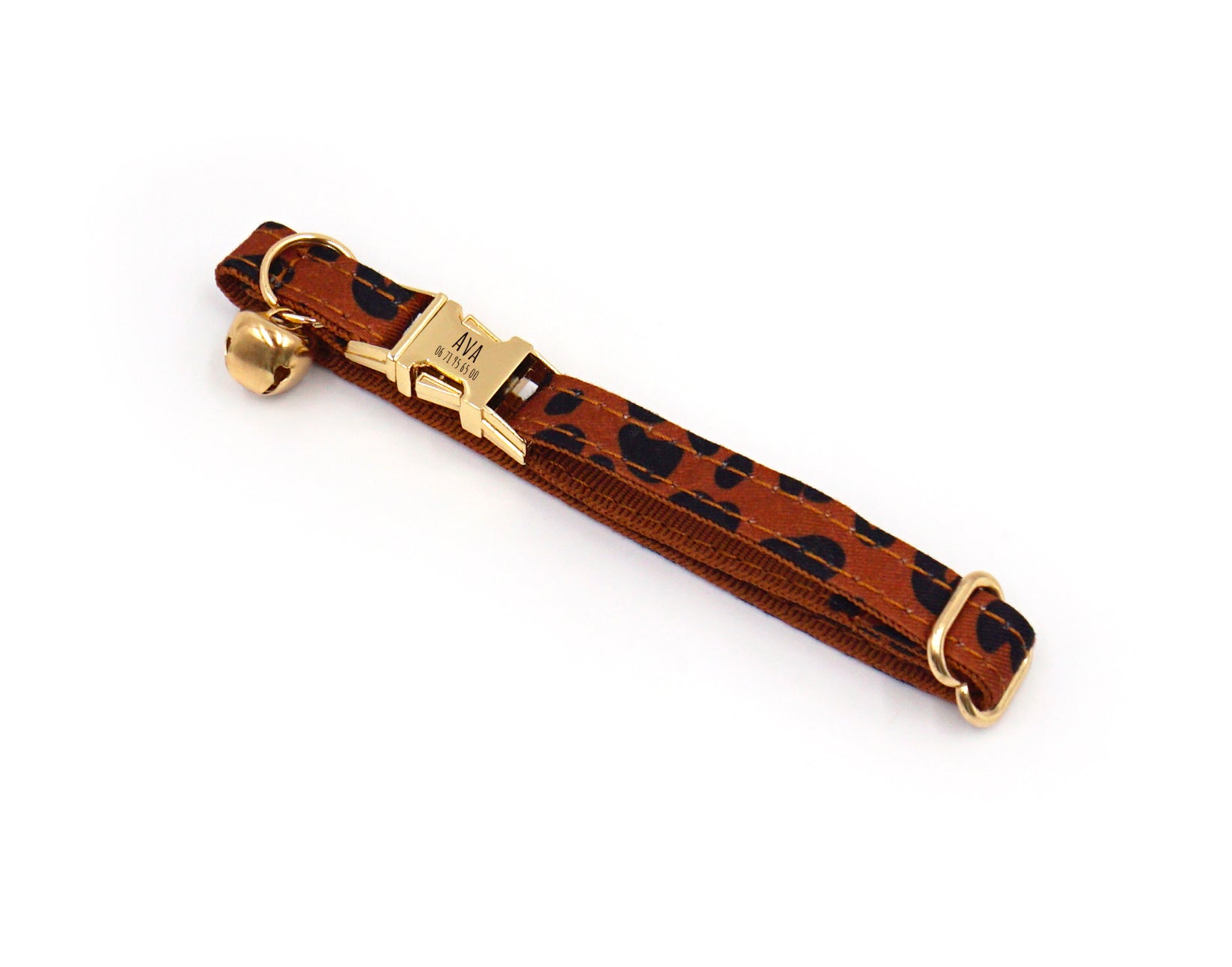 Collier chat personnalisé Léopard châtaigne en cuir avec attaches dorées et petit pompon, vue de profil.