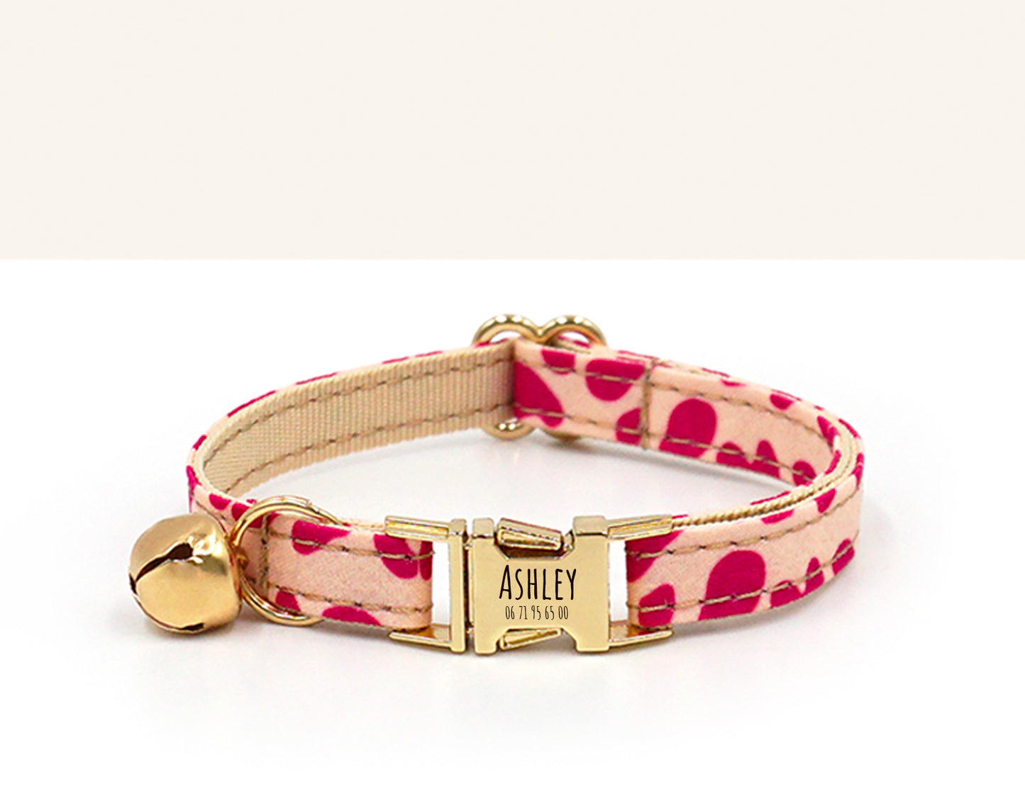 Collier chat personnalisé Léopard Rose en tissu clair et fermoir doré, with small cloche et motif léopard rose.