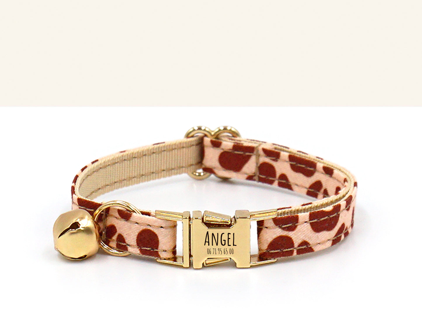 Collier chat personnalisé léopard sable avec fermoir doré et petit charm brillant.
