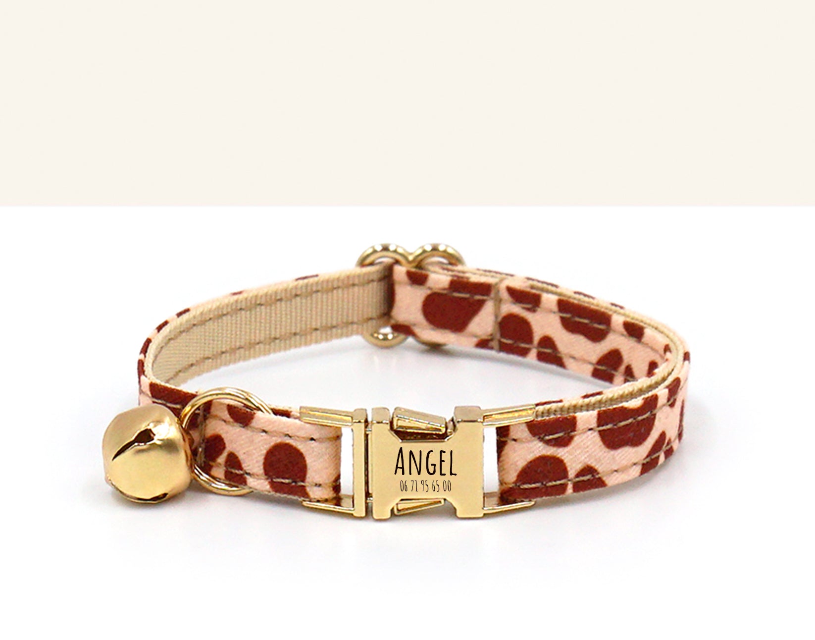 Collier chat personnalisé léopard sable avec fermoir doré et petit charm brillant.