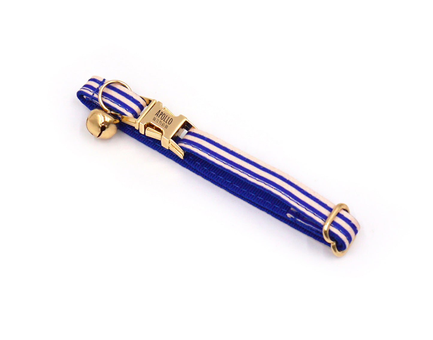 Collier chat personnalisé coton rayé bleu avec petit pendentif cloche doré et fermoir bracelet sur fond blanc.