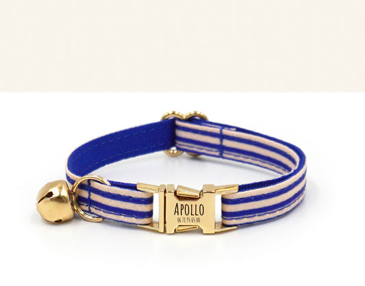 Collier chat personnalisable en coton rayé bleu et or avec fermoir gravé "APOLLO" et petit grelot.