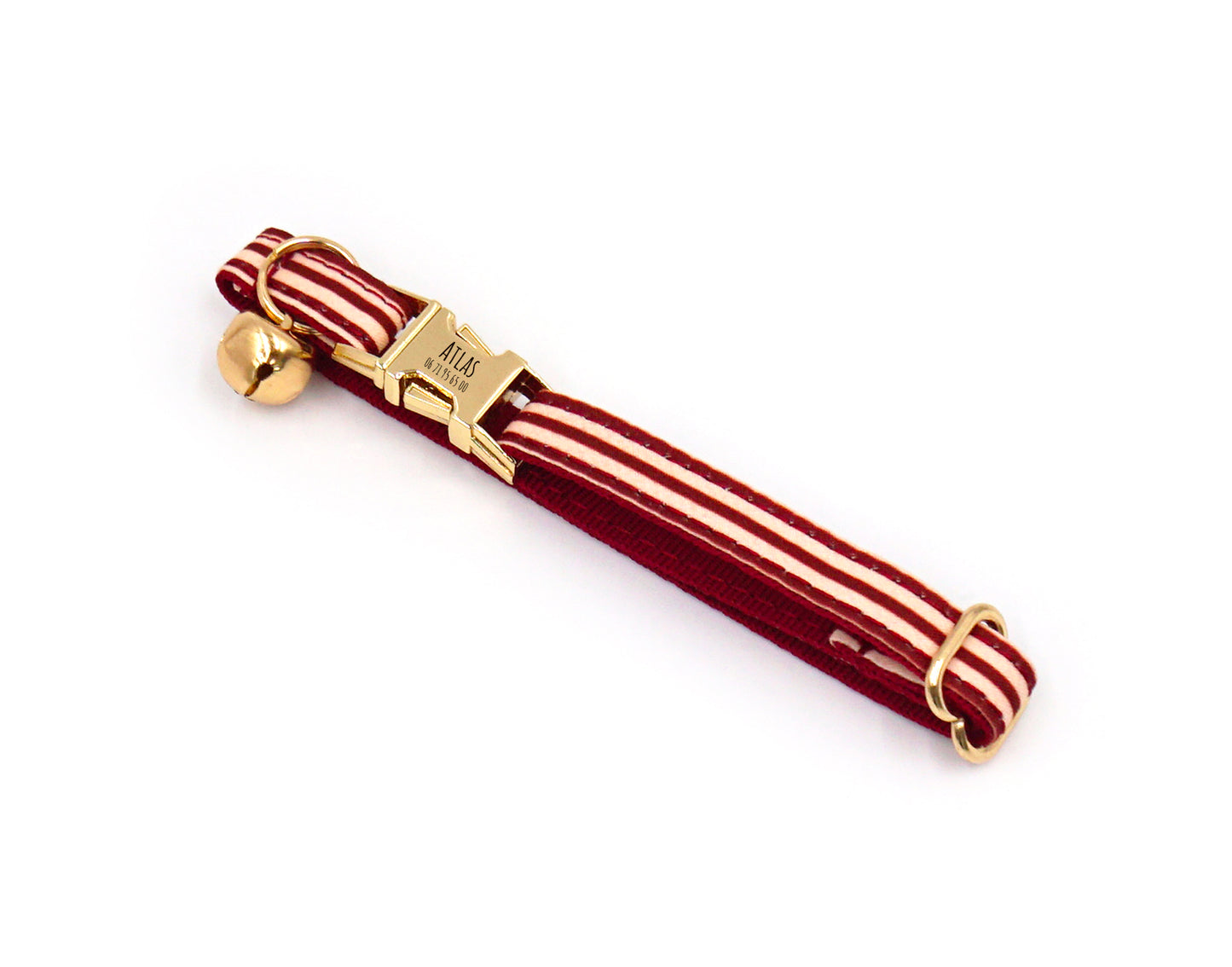 Collier chat personnalisé en coton rayé bordeaux avec petit pompon et fermoir doré, accessoire élégant pour animal.