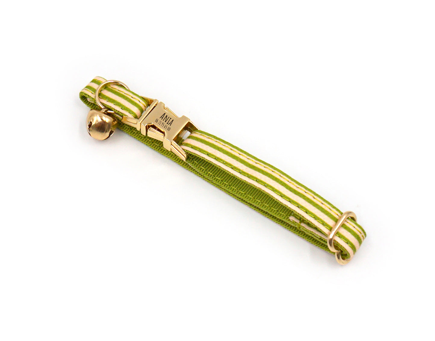 Collier chat personnalisé en coton vert rayé avec small bouton et fermoir métallique, clip et grelot.