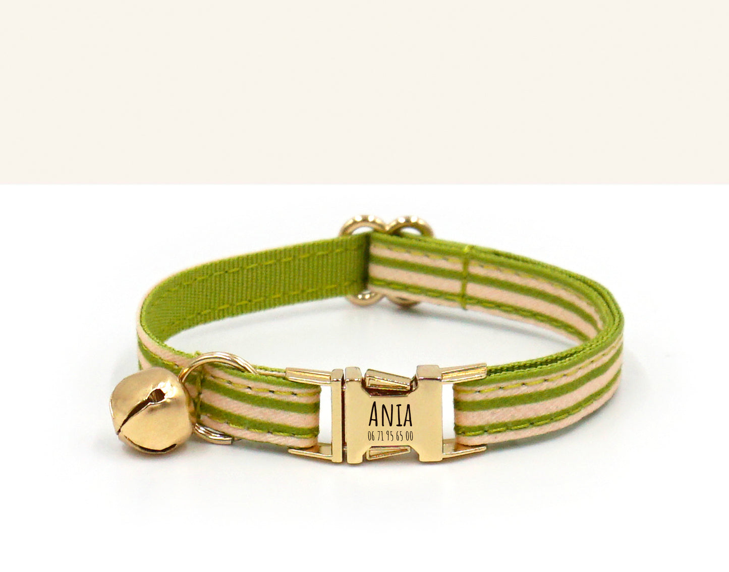 Collier Chat Personnalisé Coton Rayé Vert avec plaque porte-nom et petit charme doré.