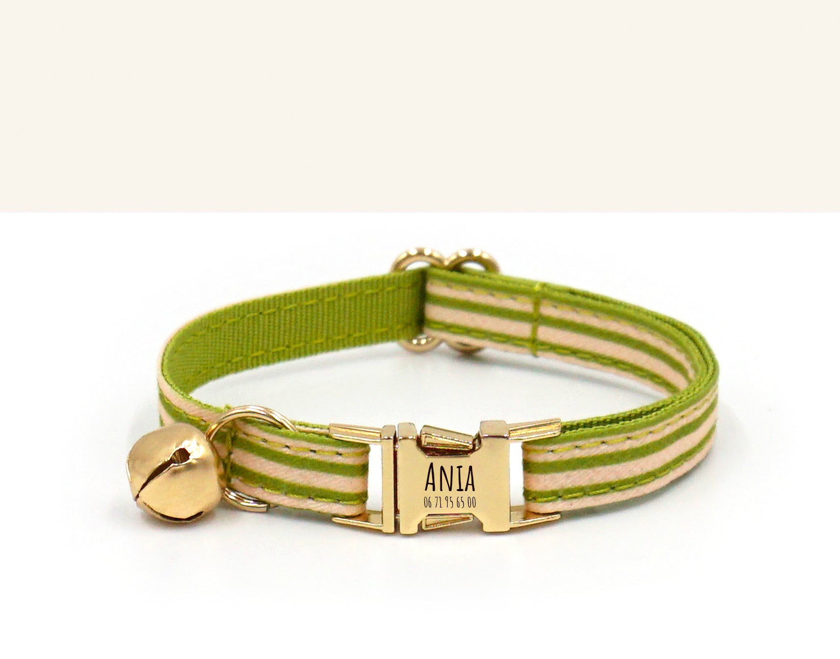 Collier Chat Personnalisé Coton Rayé Vert avec plaque porte-nom et petit charme doré.