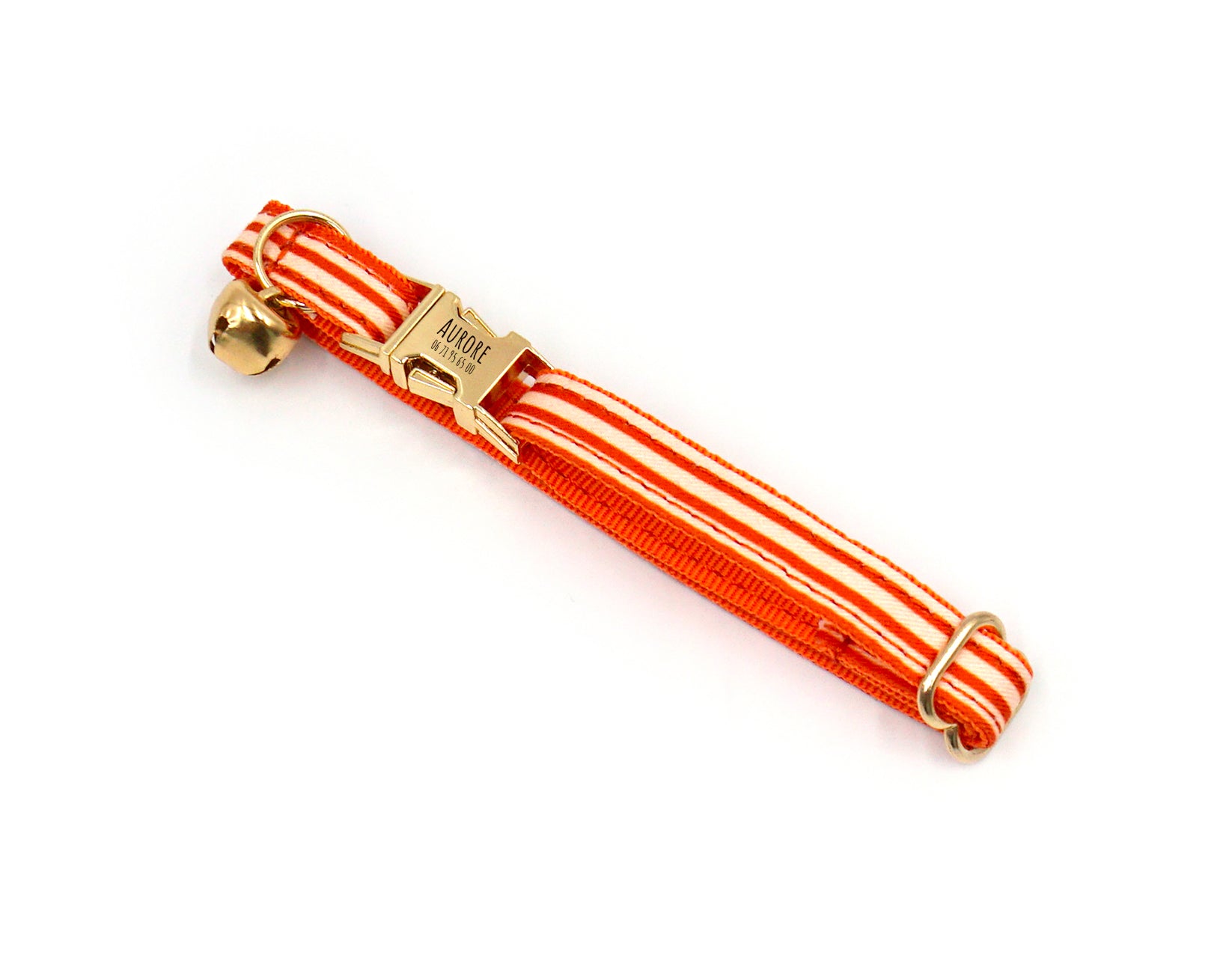Collier Chat Personnalisé Coton Rayé Orange avec petit pendentif cloche et fermoir, sur lien rayé orange et blanc.
