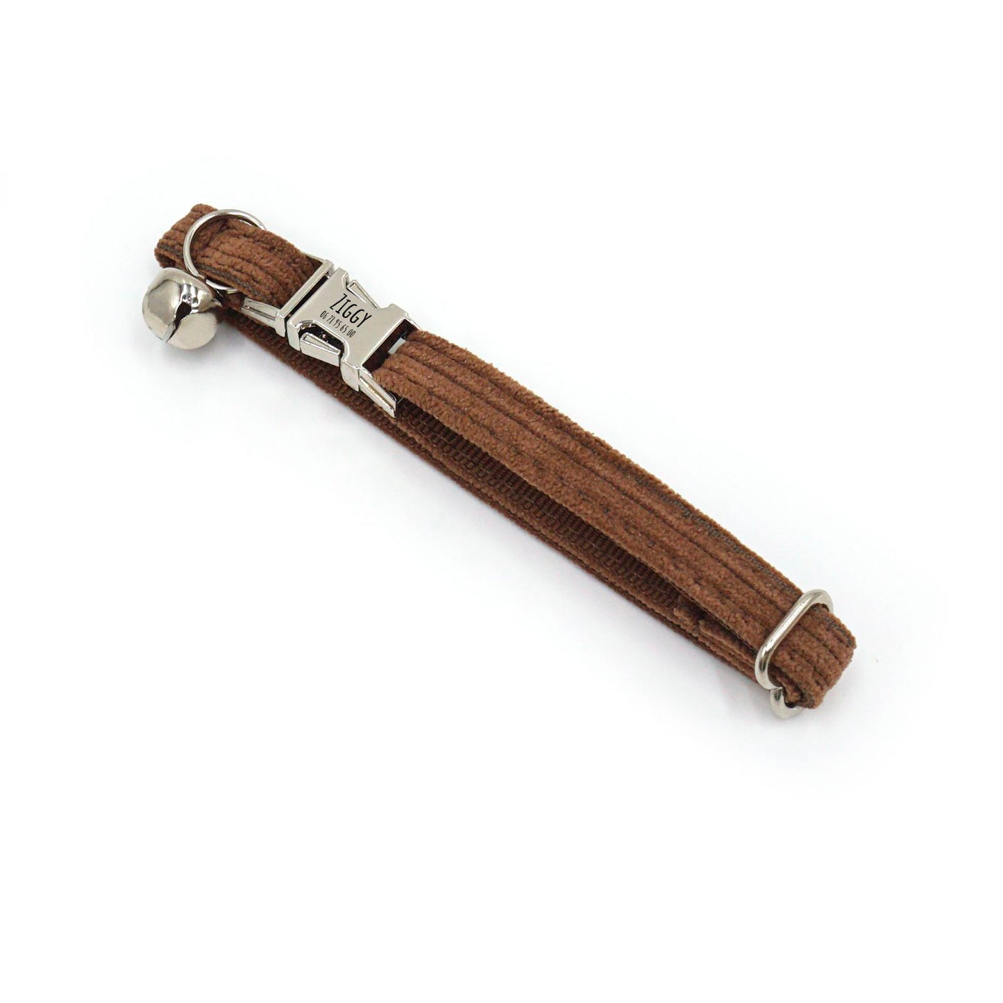 Collier chat en velours côtelé chocolat, réglable, avec petit grelot et passoire métallique, clair et élégant.