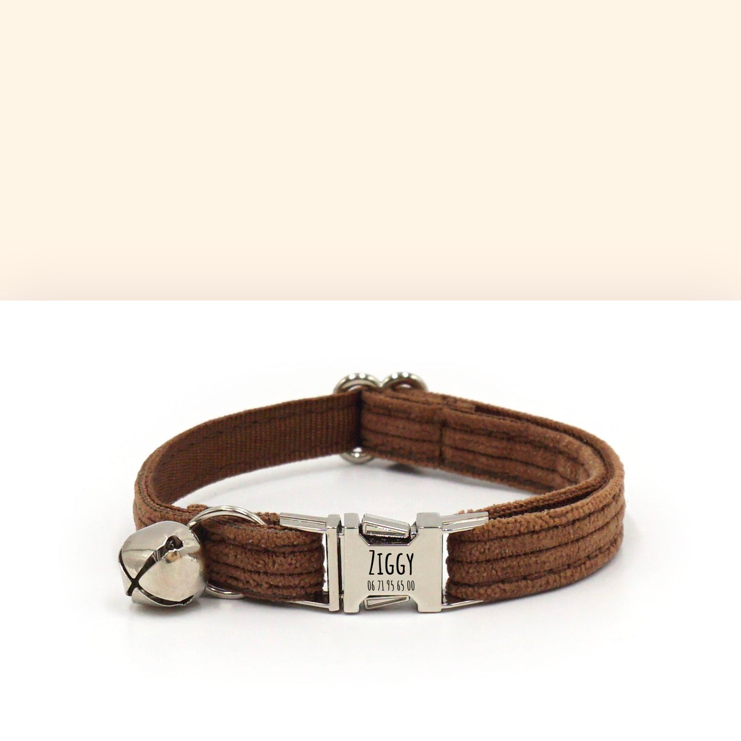 Collier chat personnalisé en velours côtelé chocolat avec fermoir métallique et petit grelot, produit nommé Collier Chat Personnalisé Velours Côtelé Chocolat