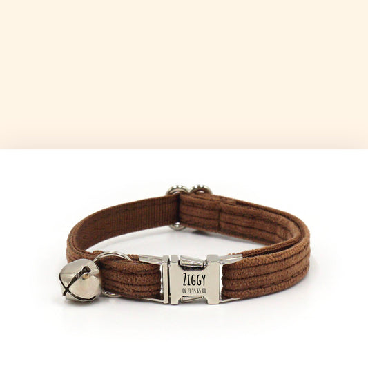 Collier chat personnalisé en velours côtelé chocolat avec fermoir métallique et petit grelot, produit nommé Collier Chat Personnalisé Velours Côtelé Chocolat