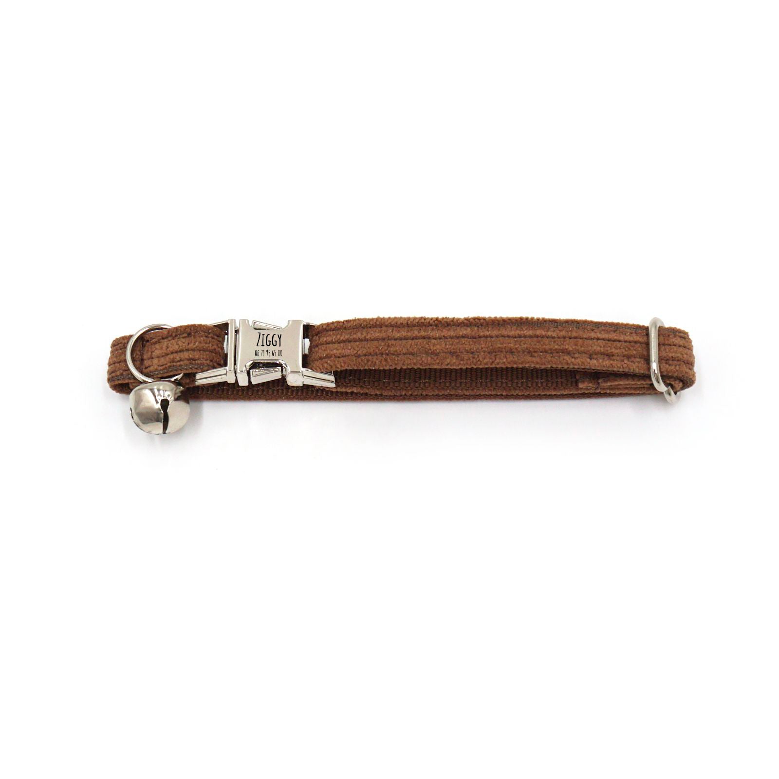Collier chat personnalisé en velours côtelé chocolat avec petit pendentif cloche argenté et fermeture ajustable.