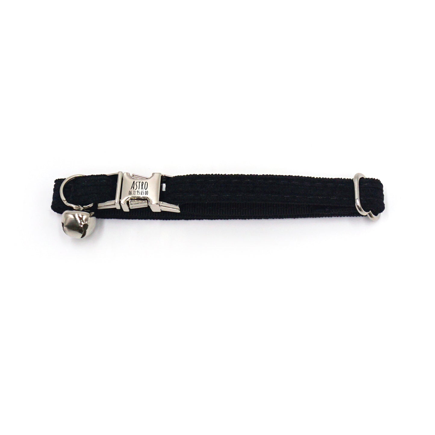 Collier chat personnalisé en velours côtelé noir avec fermoir argenté et petit clocheau décoratif.