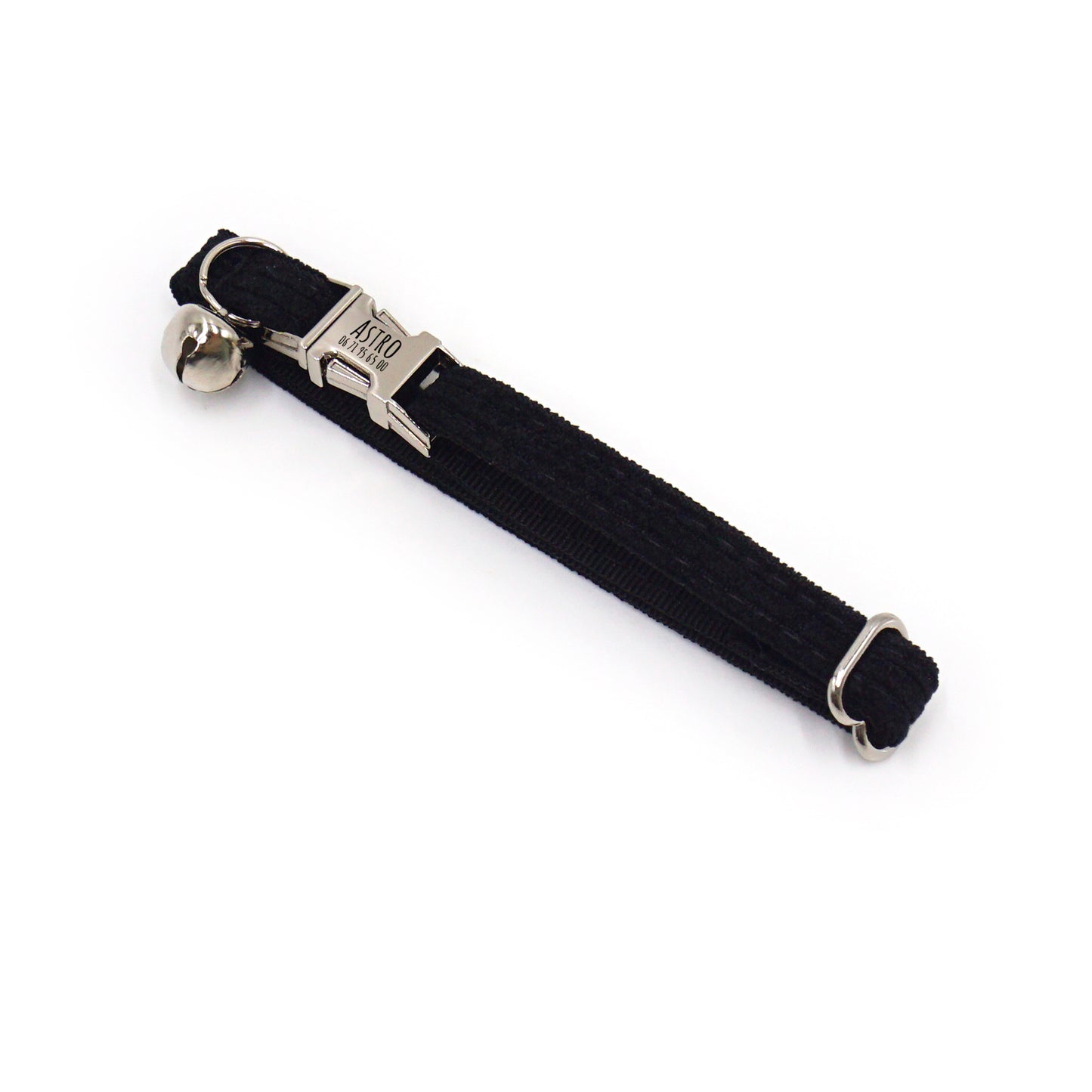 Collier chat personnalisé en velours côtelé noir avec fermoir métallique et petit charm en forme de cloche.
