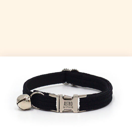 Collier chat personnalisable en velours côtelé bleu marine avec fermoir métallique et petit pendentif, style élégant et unique.