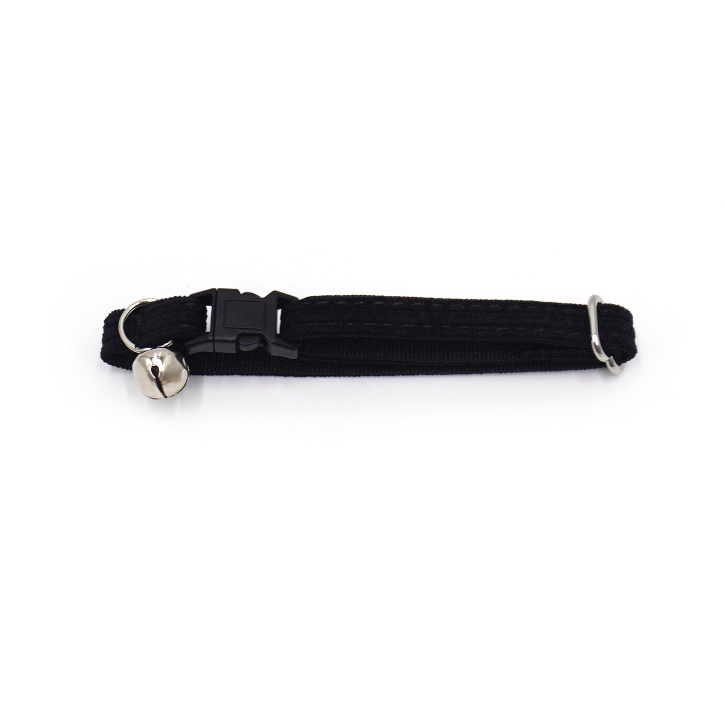 Collier chat anti-étranglement en velours côtelé noir avec petite cloche argentée et boucle réglable.