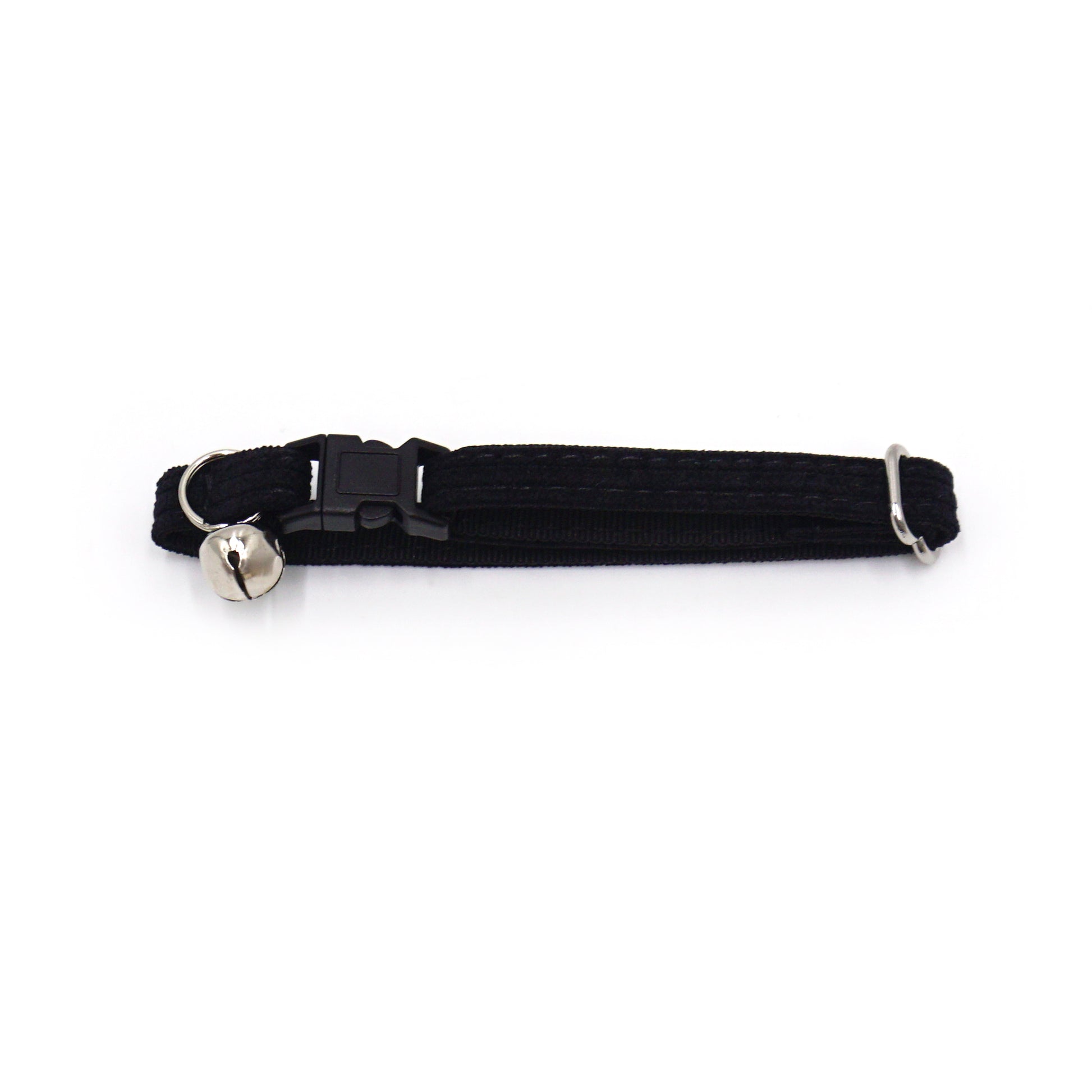 Collier chat anti-étranglement en velours côtelé noir avec petite cloche argentée et boucle réglable.