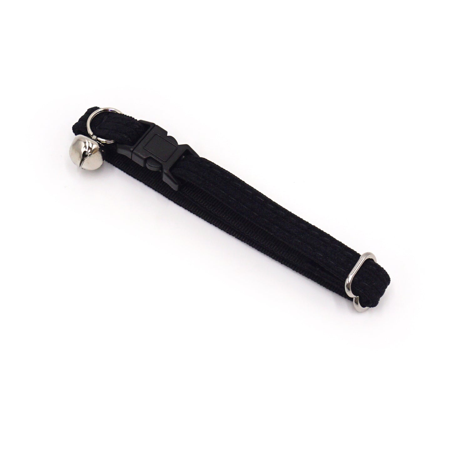 Collier chat anti-étranglement en velours côtelé noir avec boucle et petit grelot métallique.