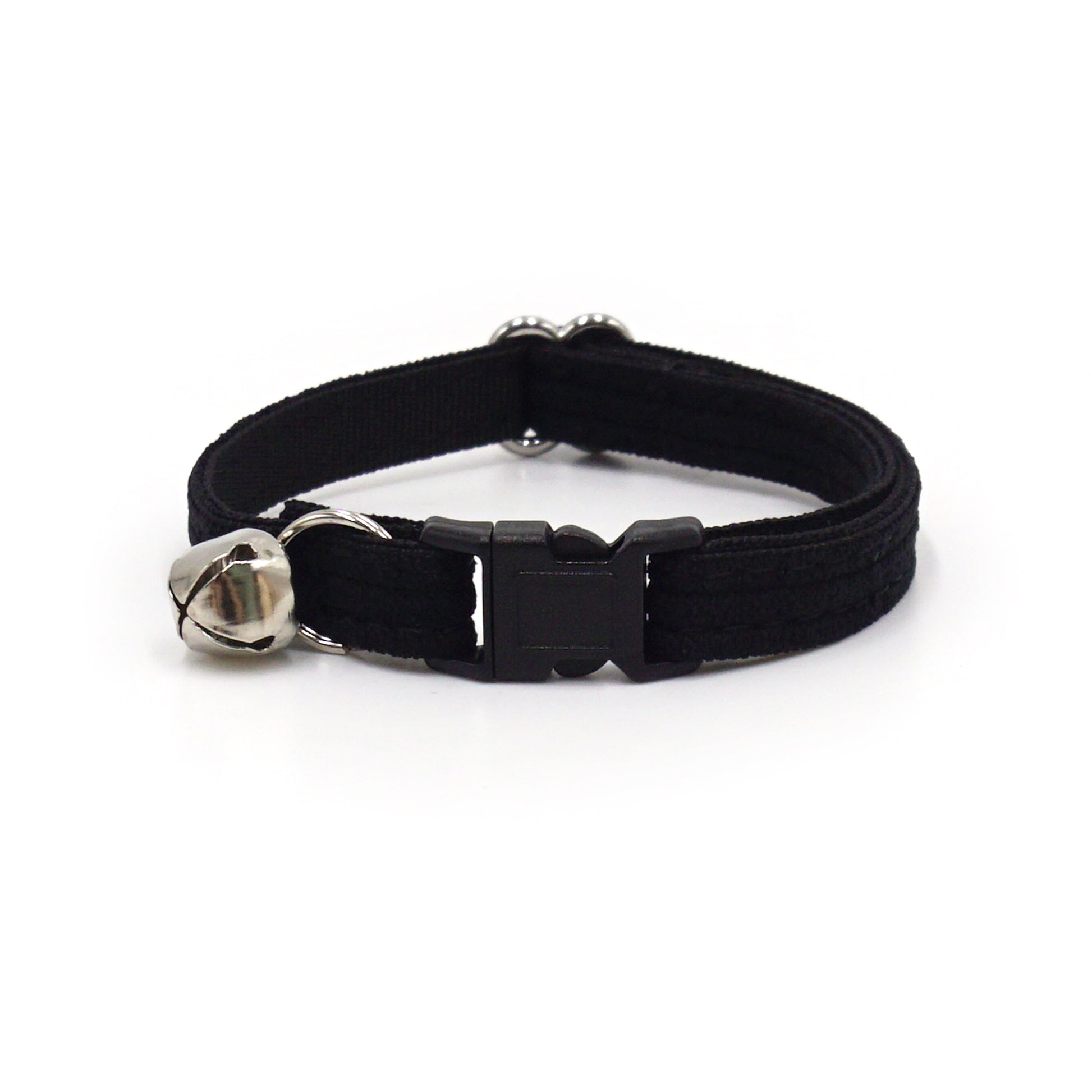 Collier chat anti-étranglement en velours côtelé noir avec fermoir plastique et petit charme métallique.