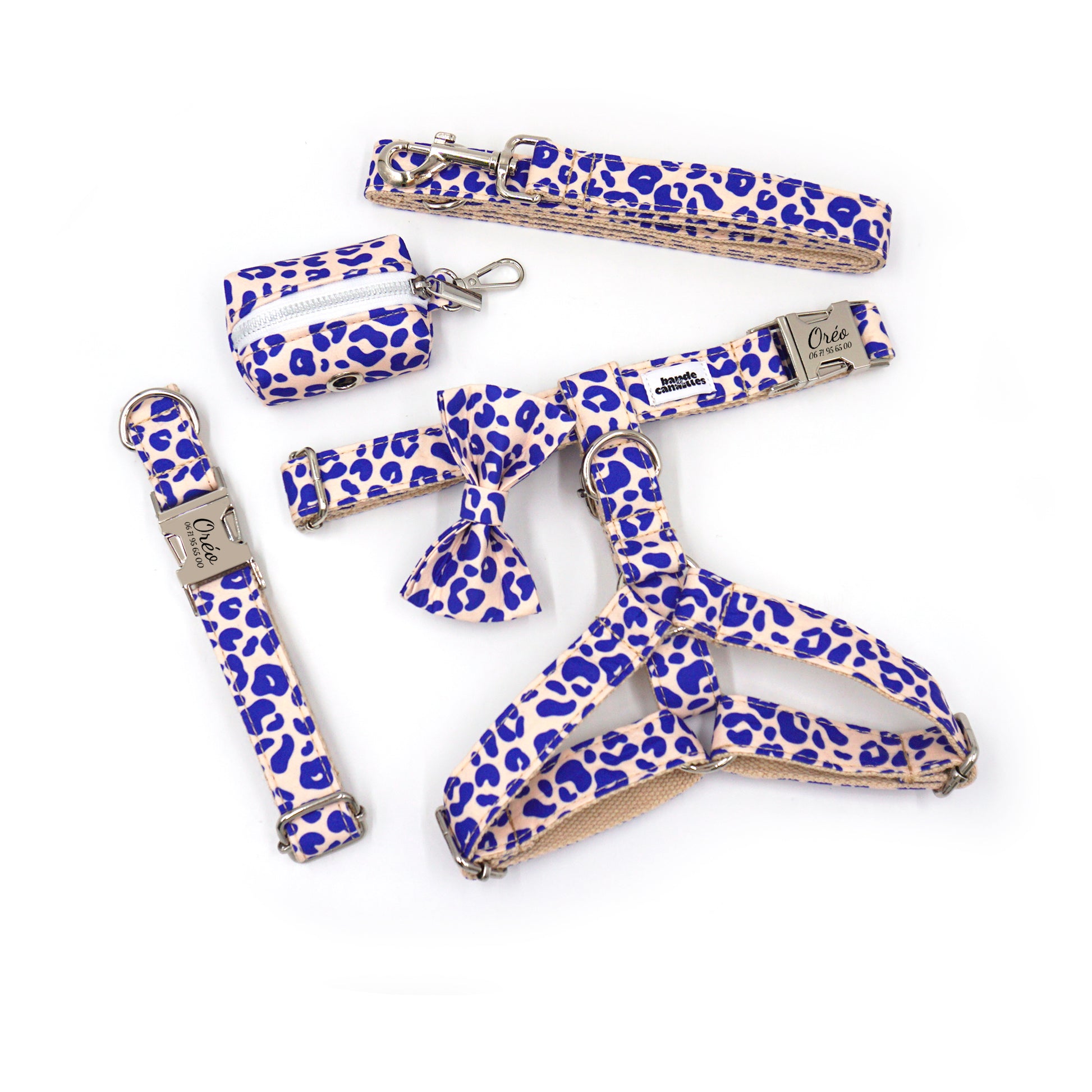 Kit complet pour chien personnalisé avec motif léopard bleu en coton, includes collier, harnais, leash et petite housse, prêt à l’emploi.