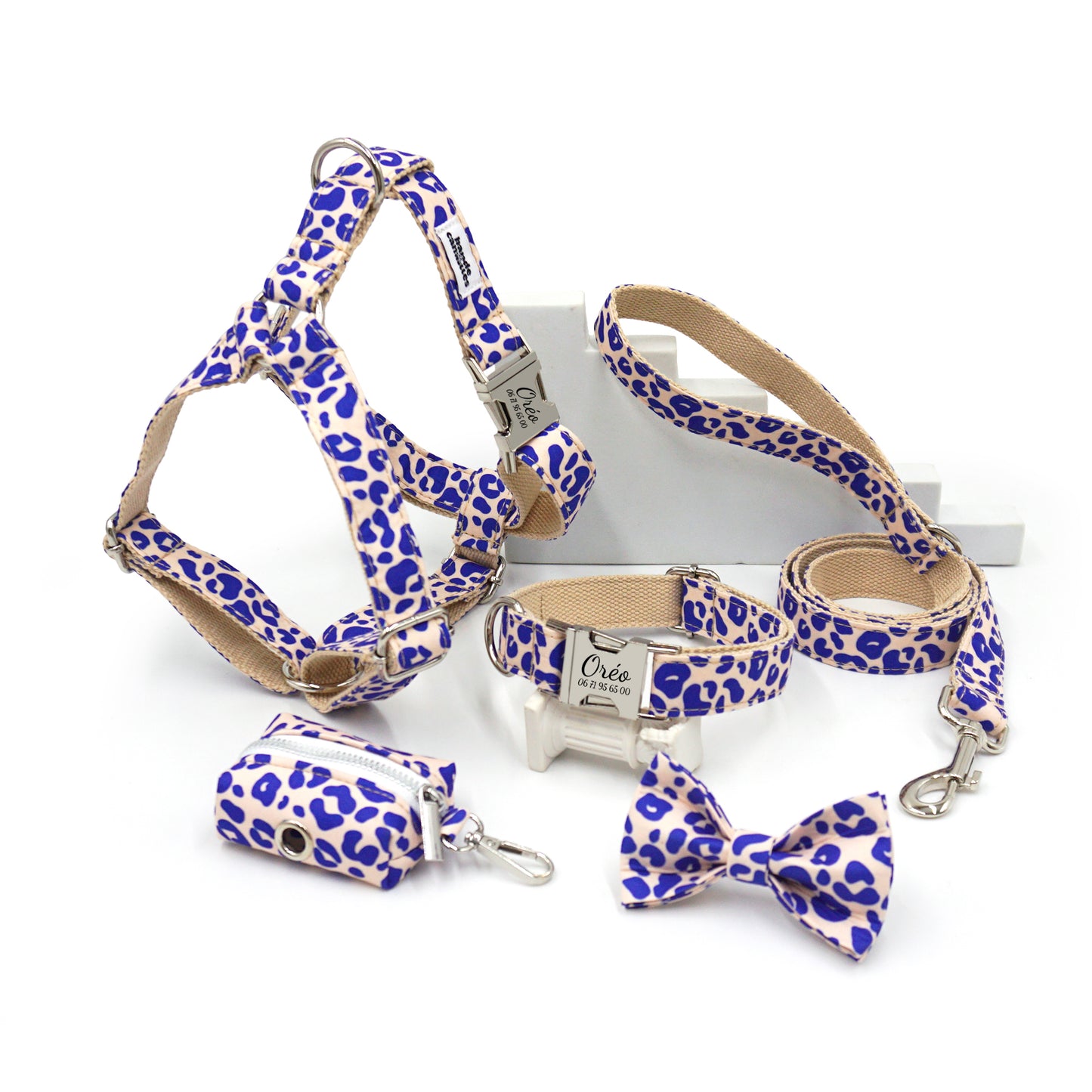 Kit complet pour chien personnalisé avec motif léopard bleu et coton, comprenant collier, harnais, laisse, attache et nœud papillon assortis.