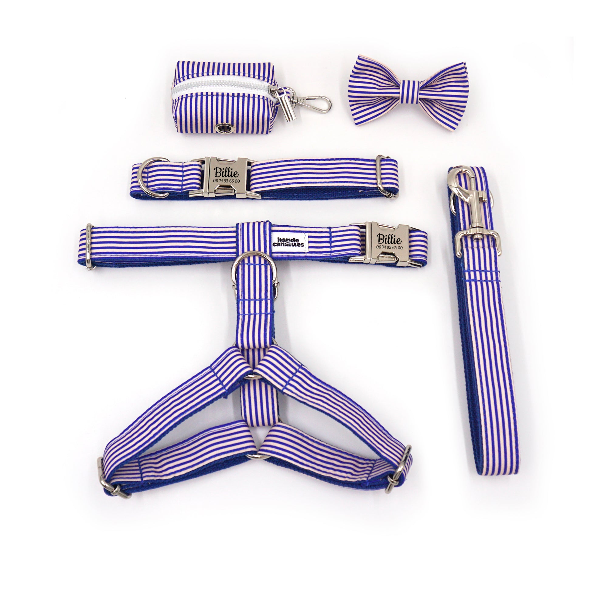Kit complet harnais et accessoires pour chien bleu rayé coton personnalisé, incluant harnais, collier, laisse, mini sac et nœud papillon.