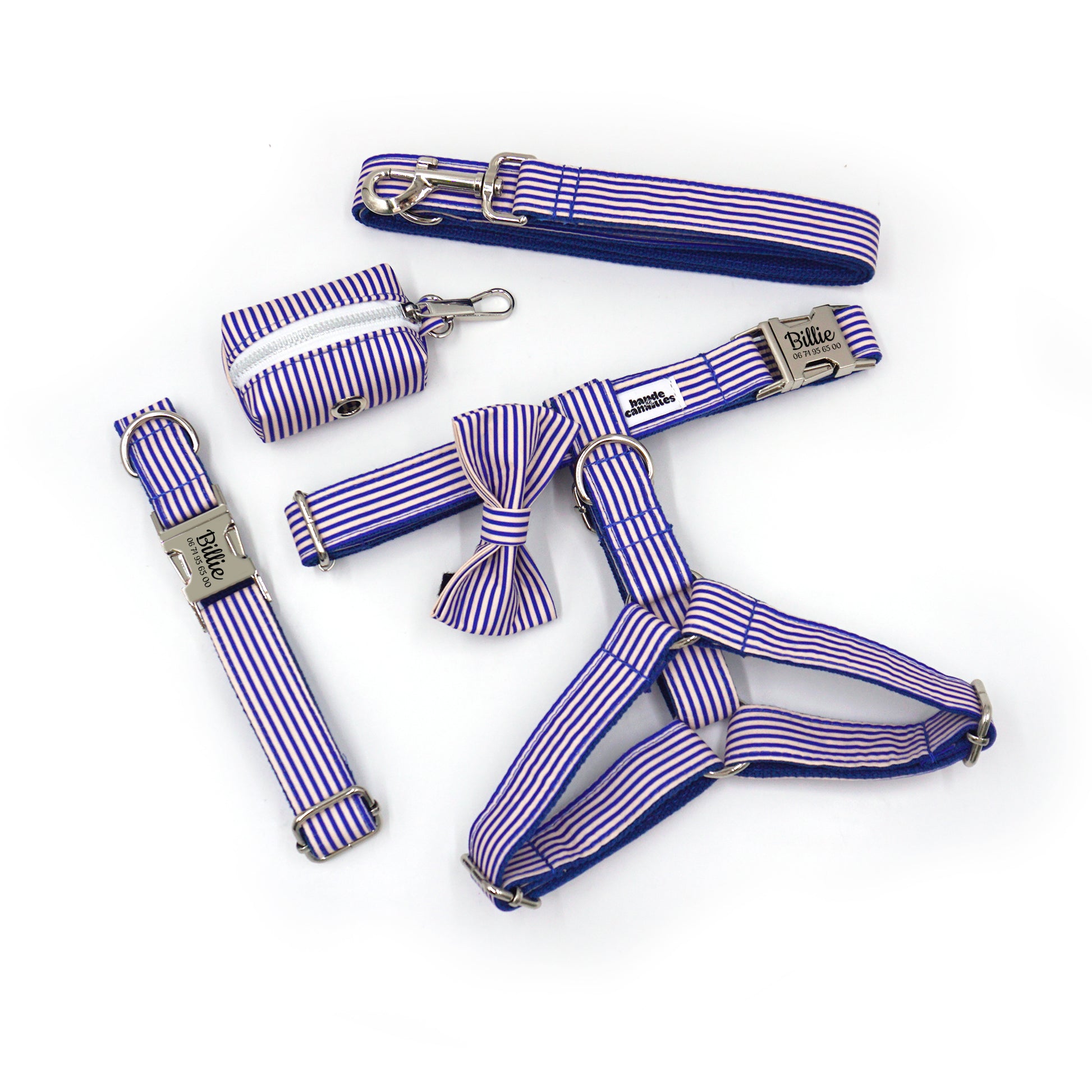 Kit complet pour chien en coton rayé bleu personnalisable, comprenant collier, harnais, laisse et accessoires.