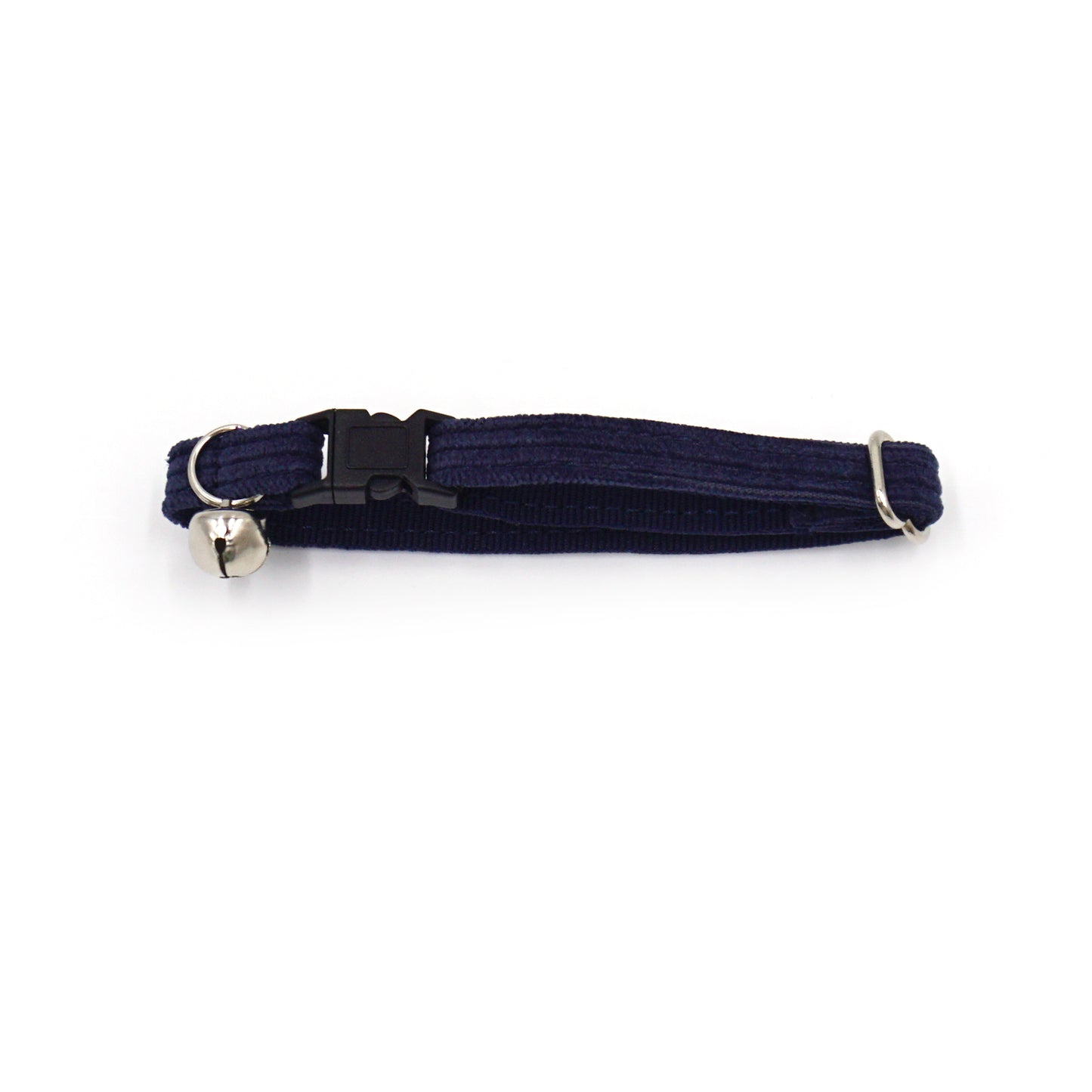 Collier chat anti-étranglement en velours côtelé bleu marine avec boucle et petit pendentif cloche.