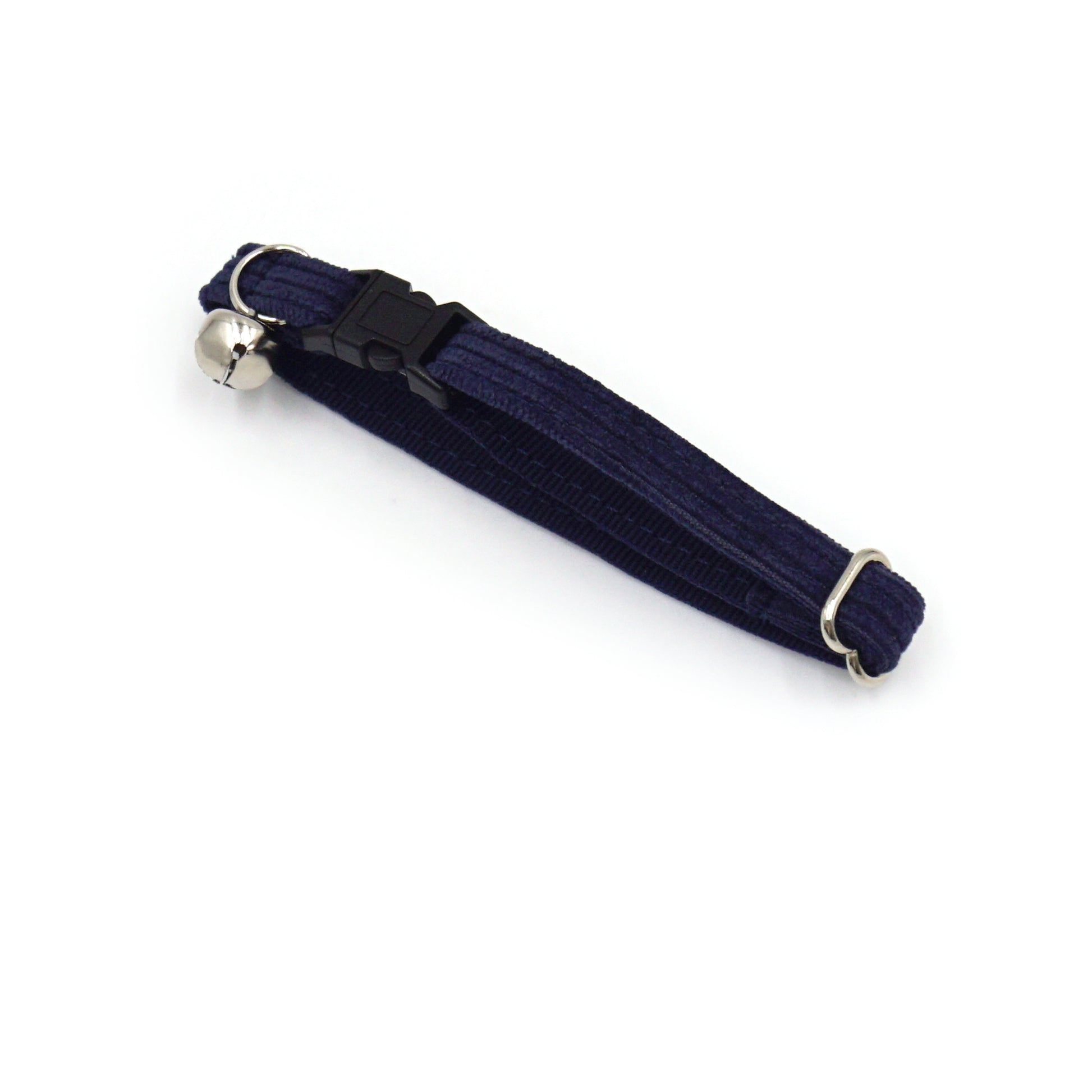 Collier chat anti-étranglement en velours côtelé bleu marine avec boucle et petit grelot argenté, conçu pour la sécurité.