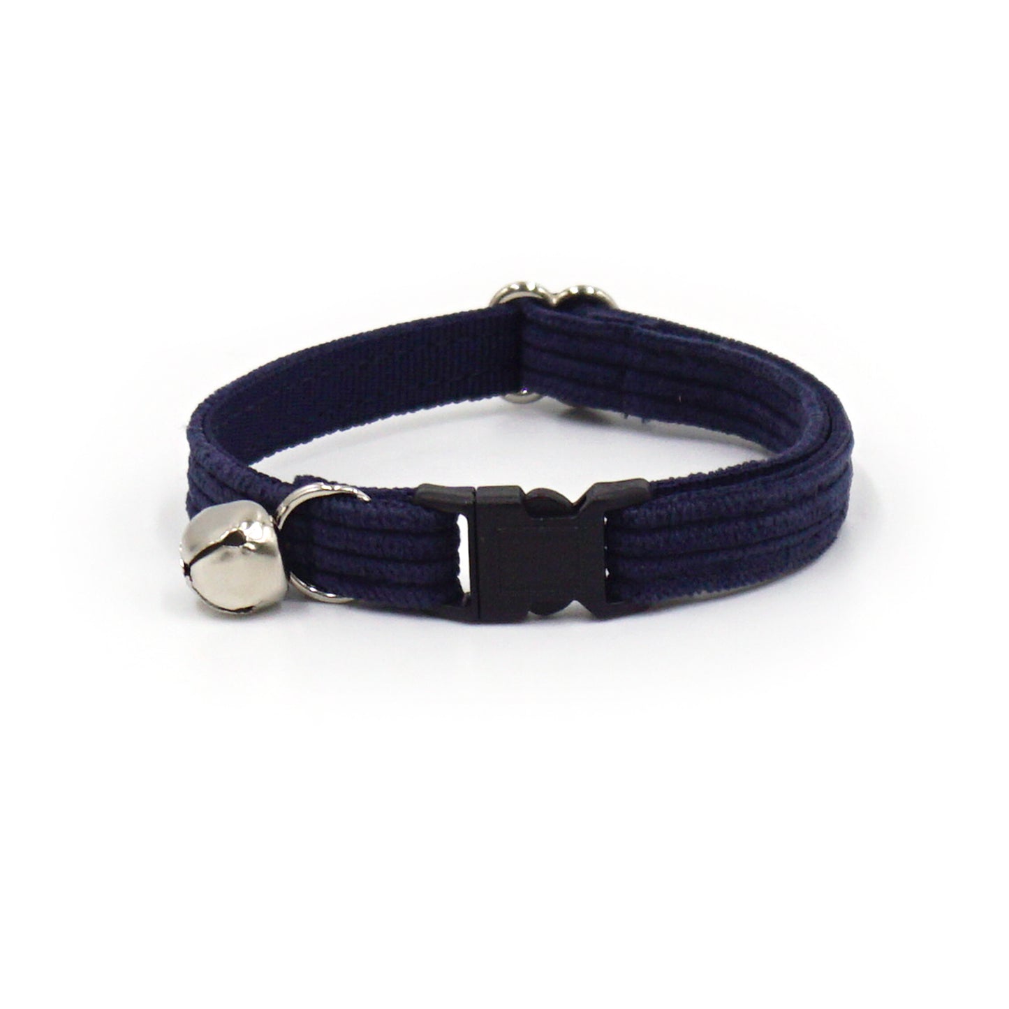 Collier chat anti-étranglement en velours côtelé bleu marine avec fermoir noir et petit chausson métallique sur le côté.