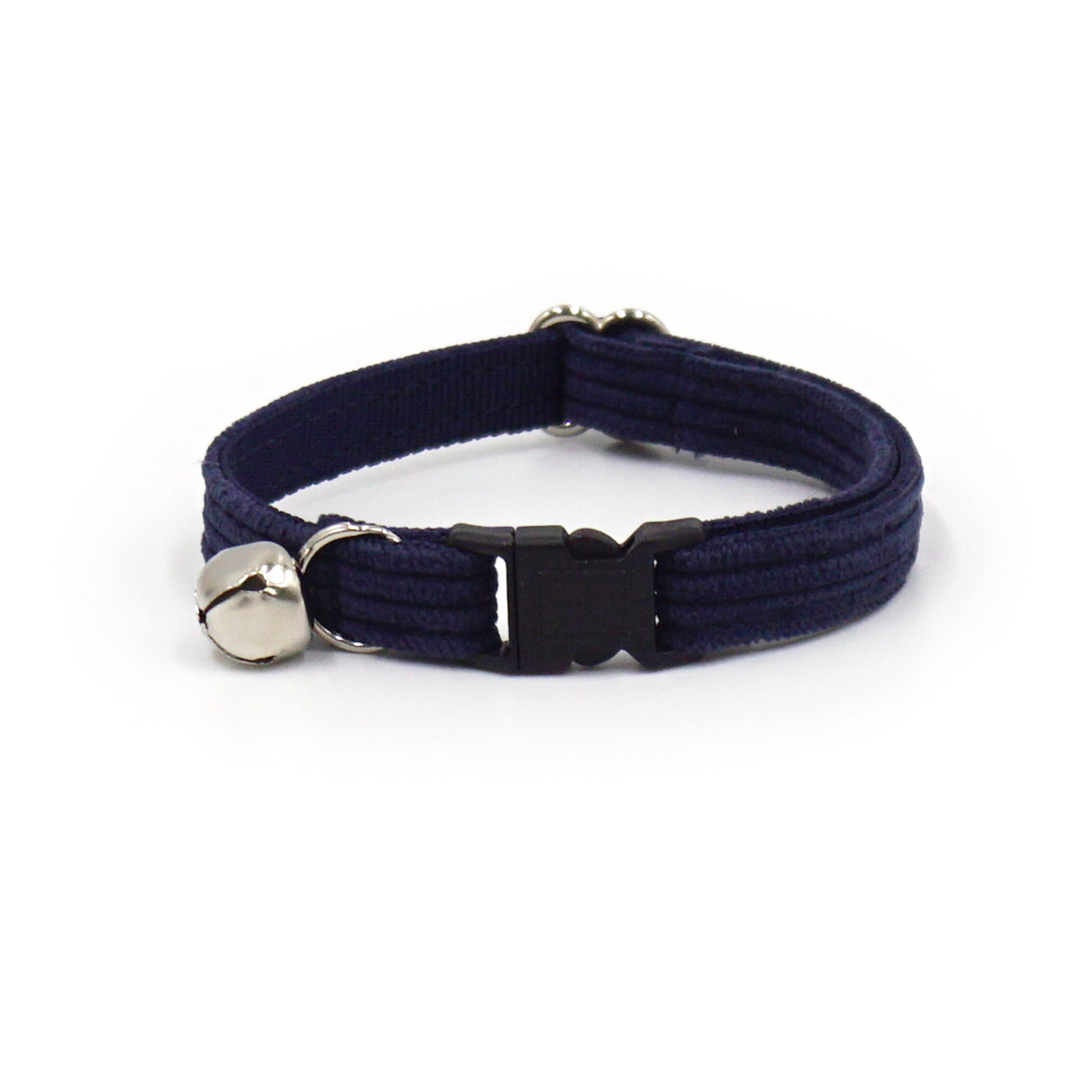 Collier chat anti-étranglement en velours côtelé bleu marine avec fermoir noir et petit chausson métallique sur le côté.