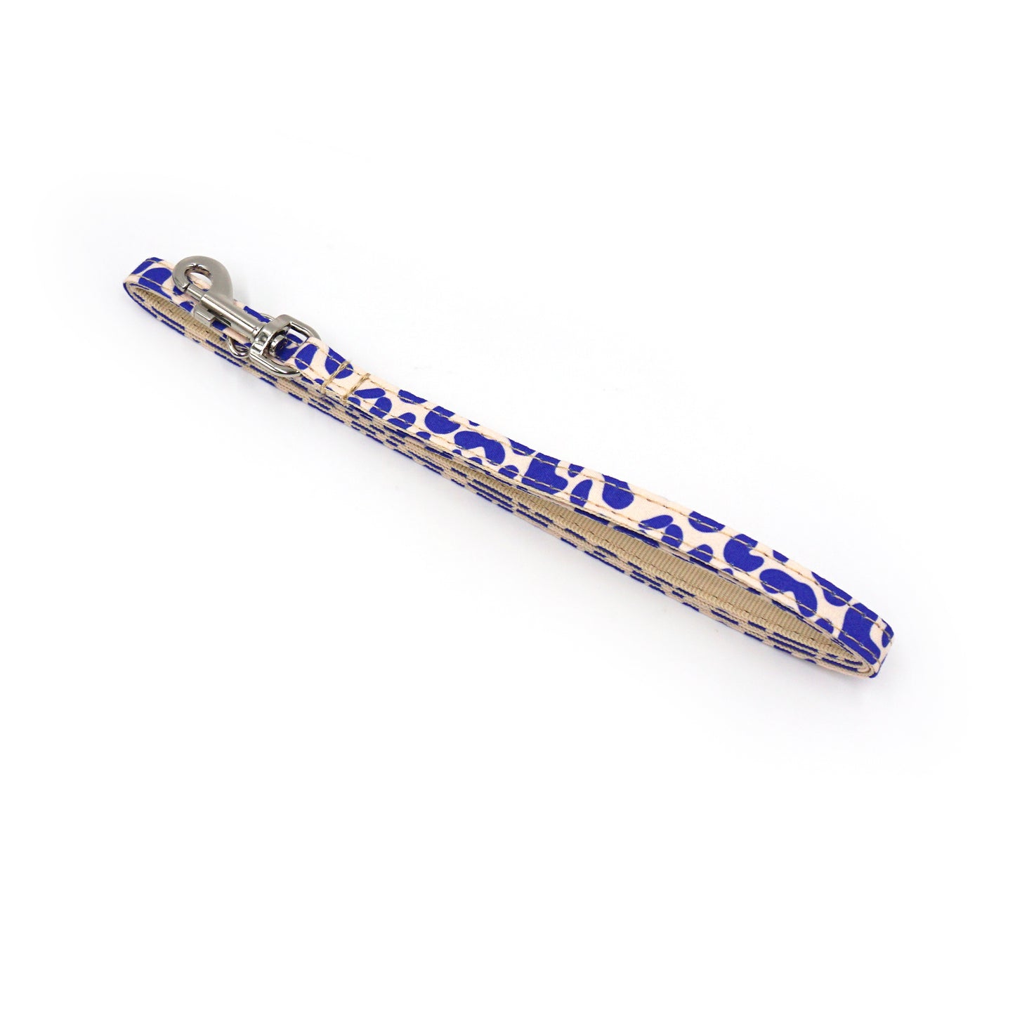 Laisse chat et chaton coton léopard bleu, bandoulière avec motif léopard bleu sur fond beige.