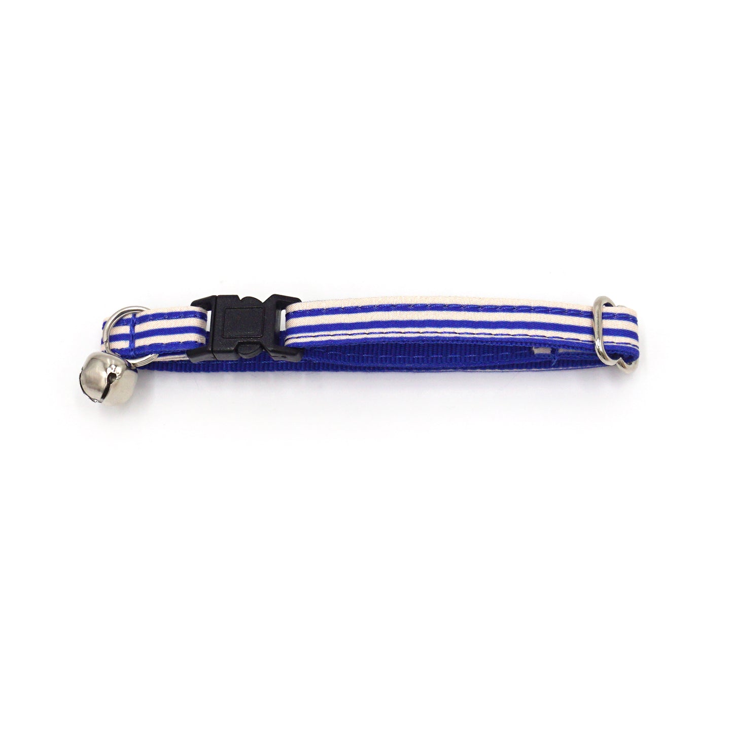 Collier chat anti-étranglement en coton rayé bleu et blanc avec petit grelot attaché et boucle ajustable.
