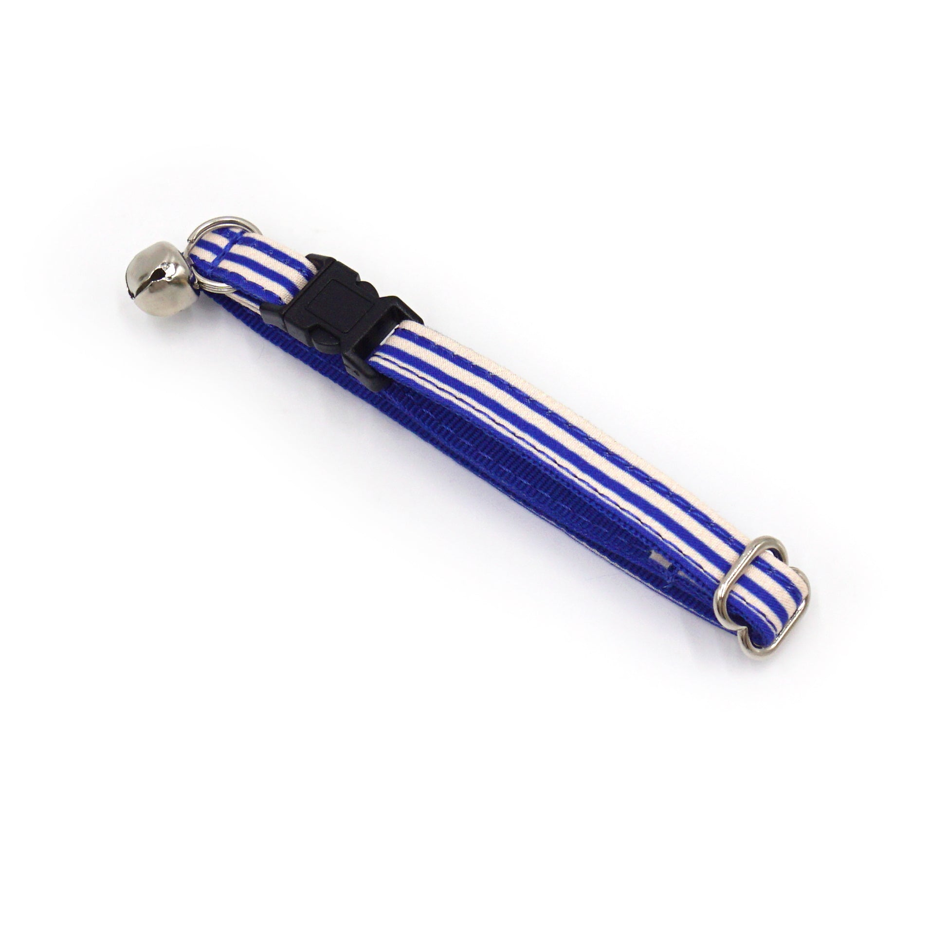 Collier chat anti-étranglement coton rayé bleu avec cloche et boucle métallique, utilisé pour la sécurité du collier.
