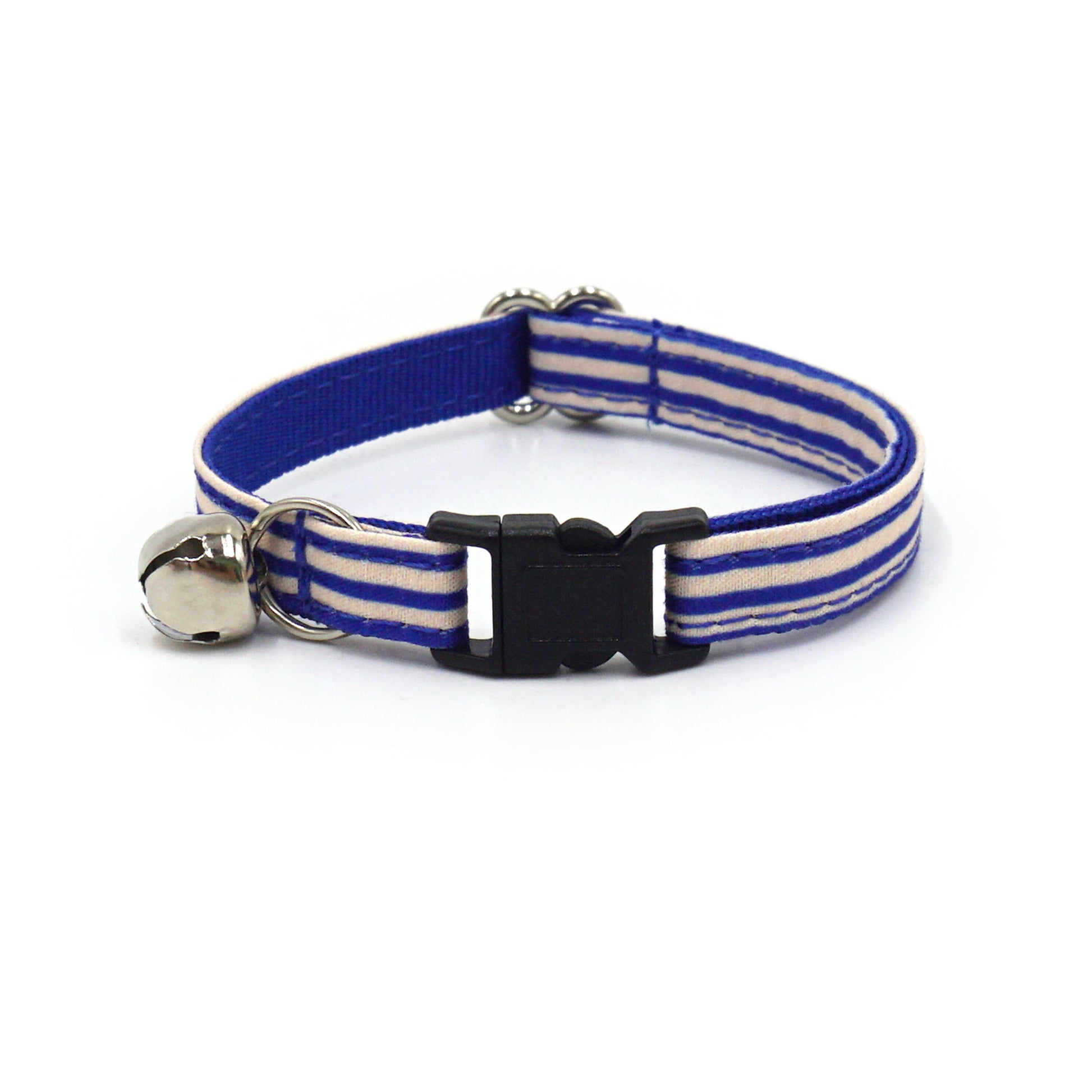 Collier chat anti-étranglement en coton rayé bleu et blanc avec clip noir et petit pendentif cloche argentée