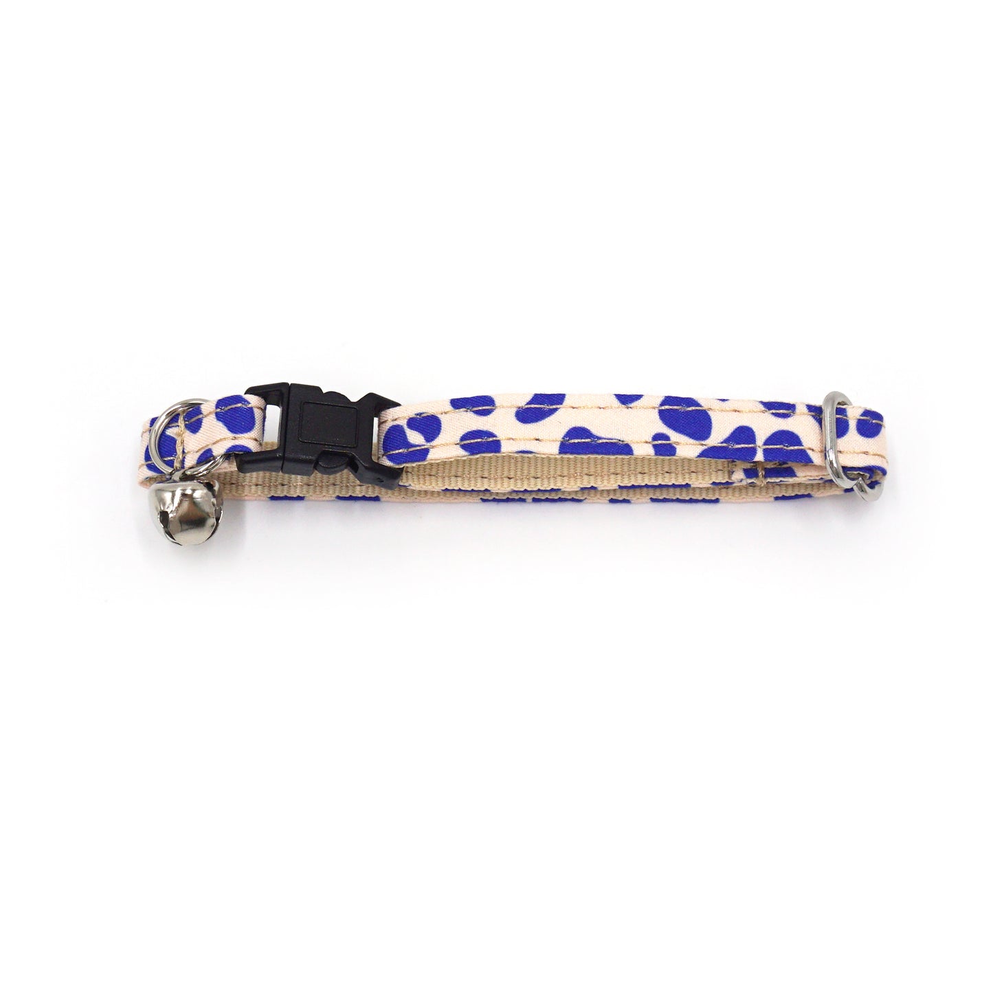 Collier chat anti-étranglement en coton bleu léopard, avec boucle noire et petit grelot métallique.