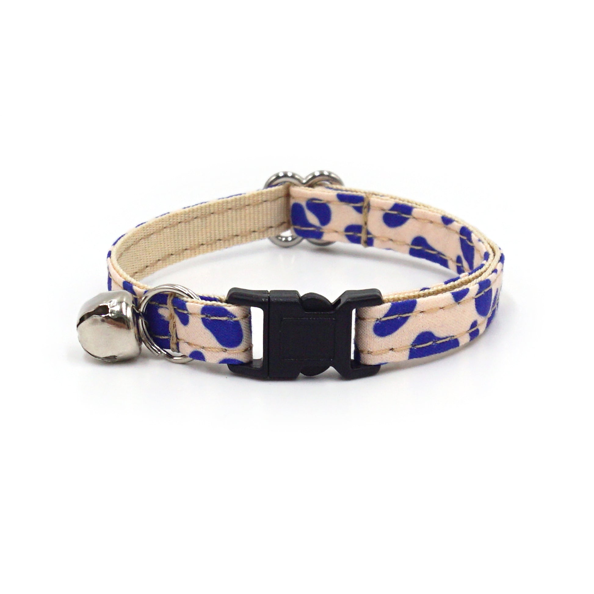 Collier chat anti-étranglement en coton léopard bleu, avec fermeture noire et petit cloche argentée.