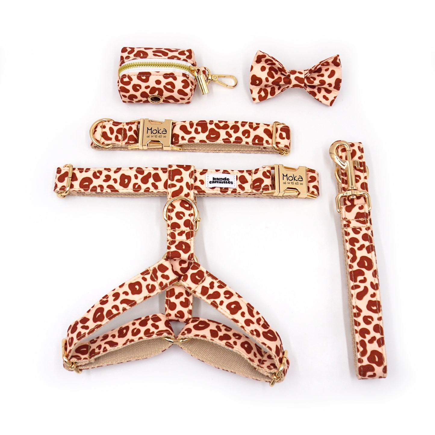 Kit Complet Chien Personnalisé Coton Léopard Sable, harnais, collier, laisse et accessoires assortis avec motif léopard sur fond sable.