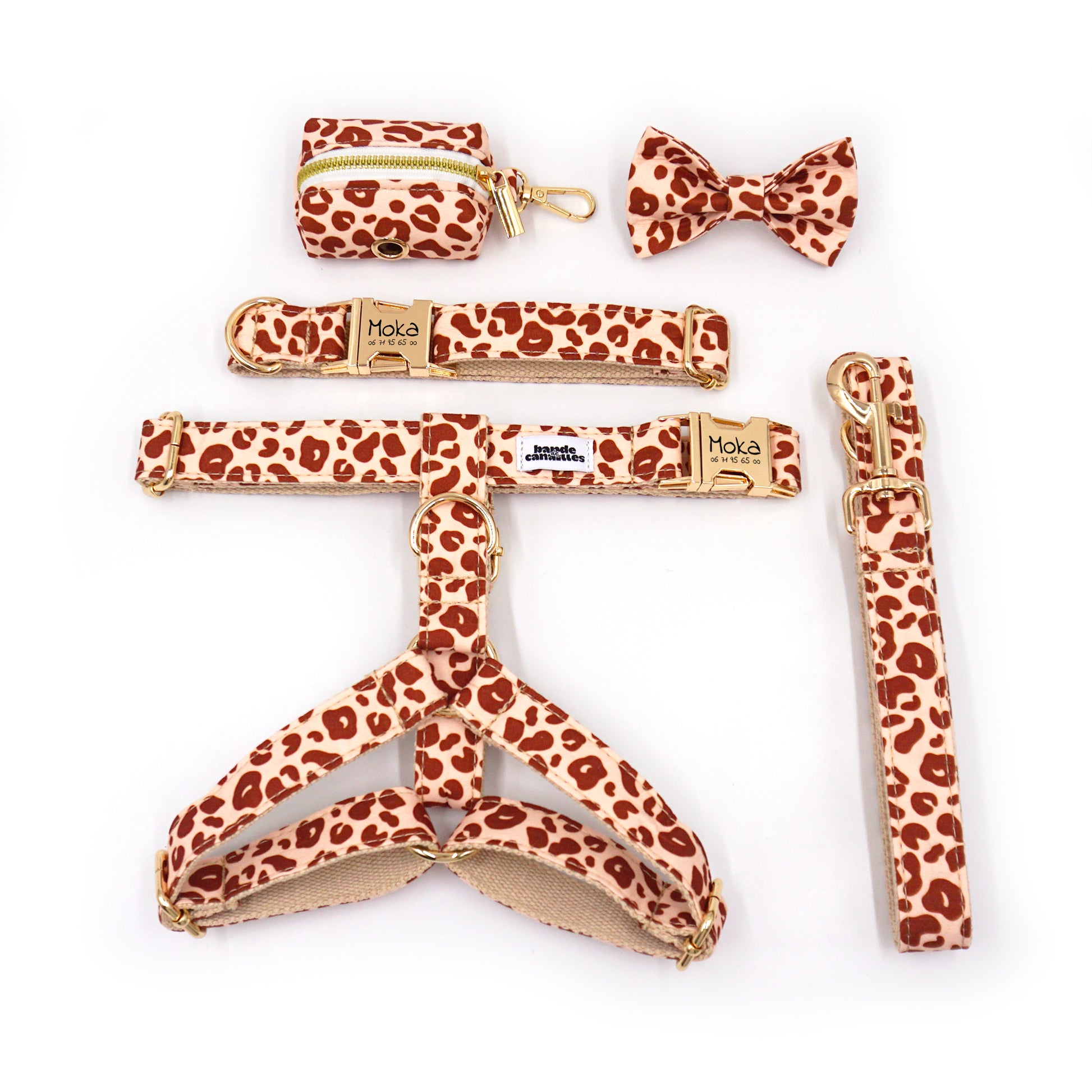 Kit Complet Chien Personnalisé Coton Léopard Sable, harnais, collier, laisse et accessoires assortis avec motif léopard sur fond sable.