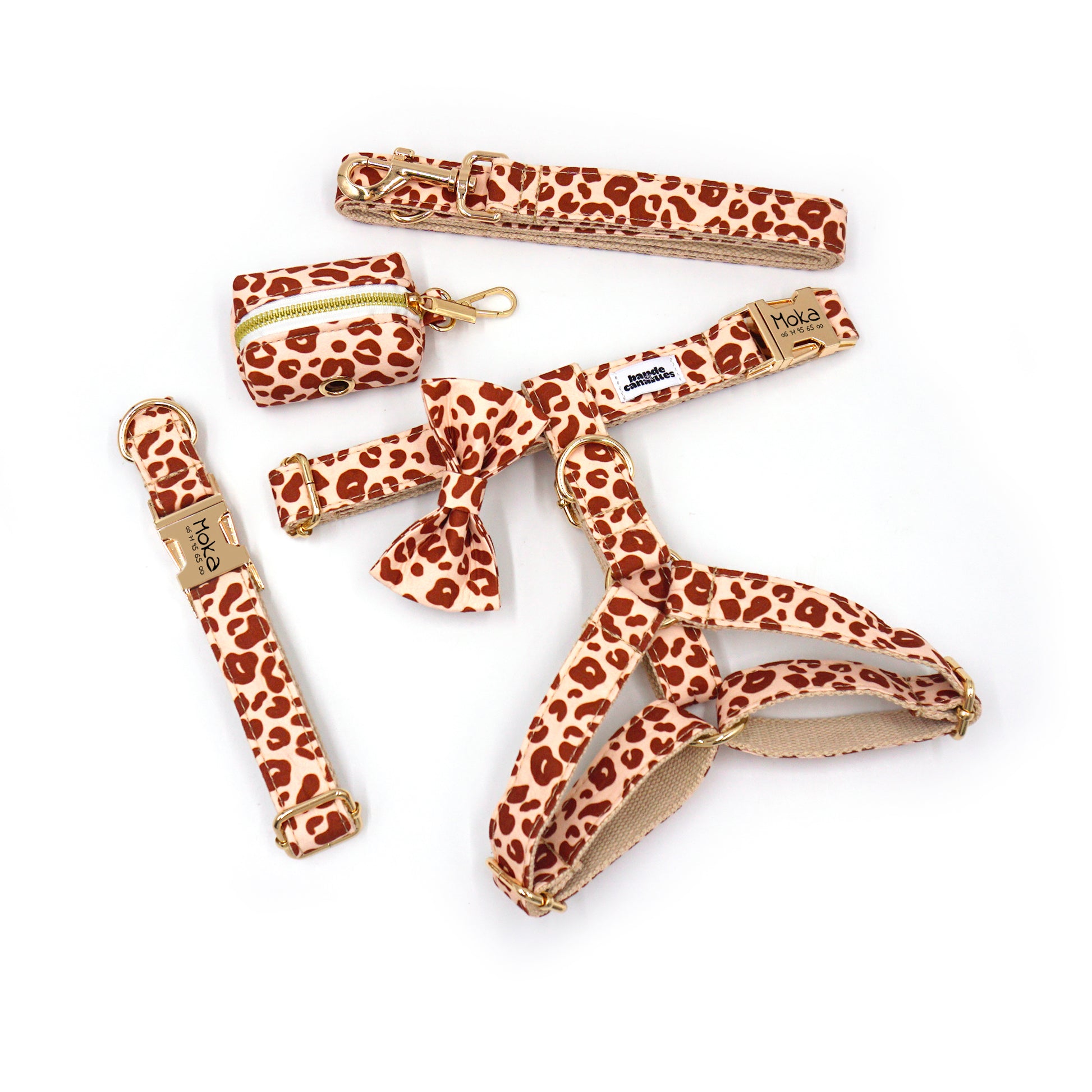 Kit Complet Chien Personnalisé Coton Léopard Sable: collier, harnais et laisse assortis imprimé léopard, avec boucle dorée et bow.