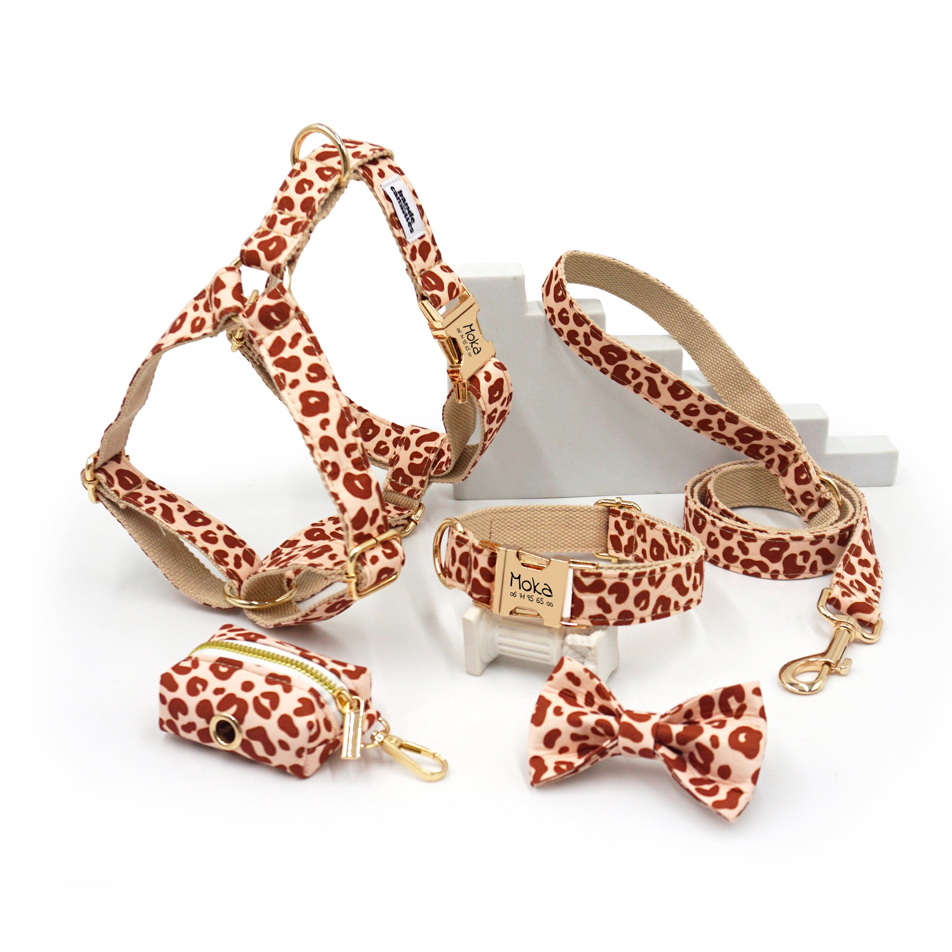 Kit Complet Chien Personnalisé avec harnais, collier, laisse et accessoire Léopard sable, décorés de motifs tachetés.