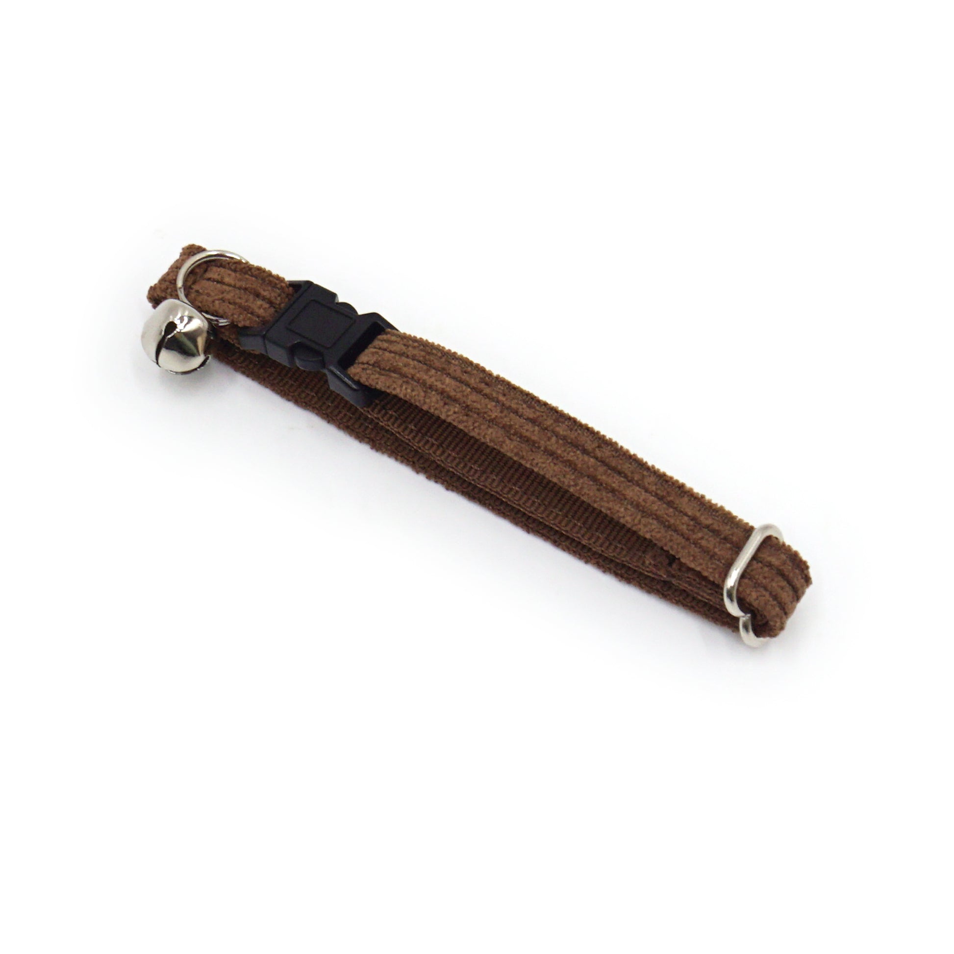 Collier chat anti-étranglement en velours côtelé chocolat avec boucle noire et petit cliquet métallique, ajustable.