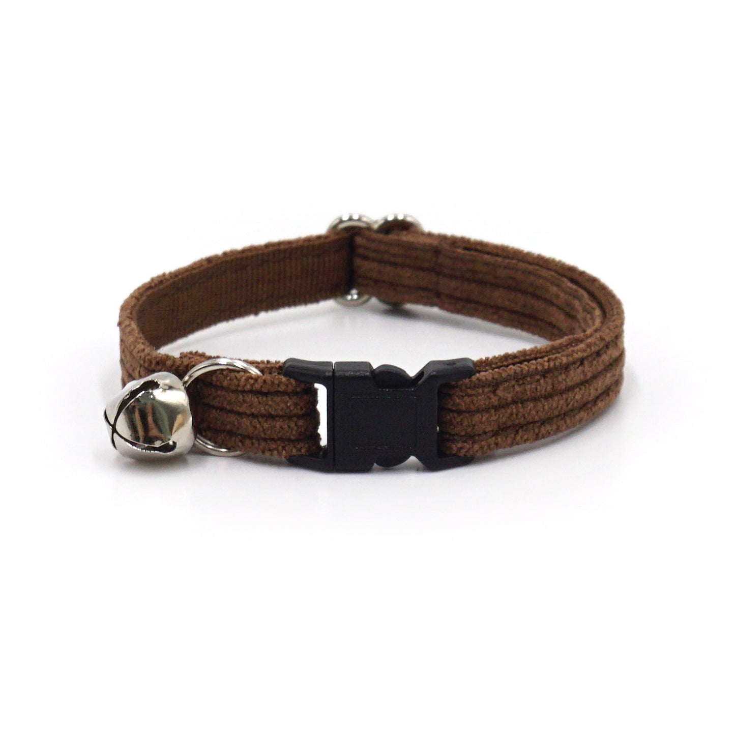 Collier chat anti-étranglement en velours côtelé chocolat avec fermoir noir et petit grelot argenté.