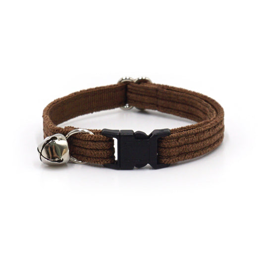 Collier chat anti-étranglement en velours côtelé chocolat avec fermoir noir et petit grelot argenté.