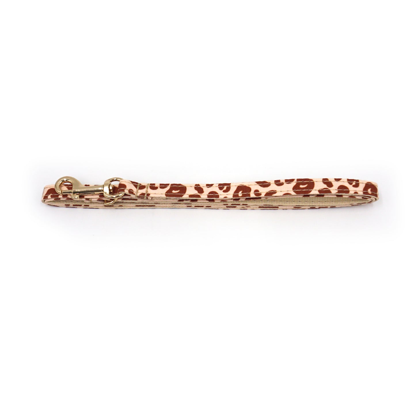 Laisse pour chat et chaton couleur léopard sable avec attache dorée sur fond blanc