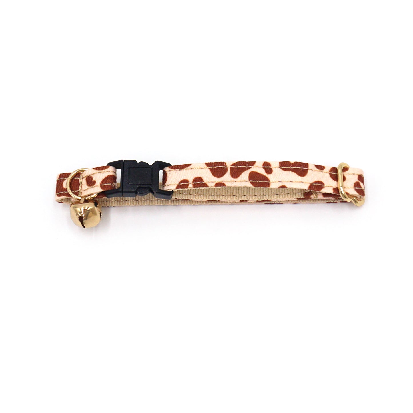 Collier chat anti-étranglement en coton léopard sable avec boucle noire et petit pendentif cloche doré.